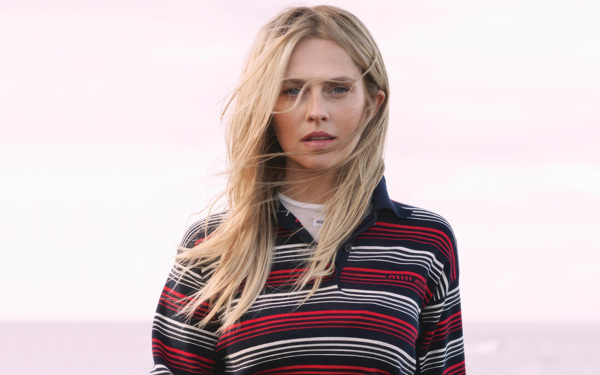 Австралийская актриса Тереза Палмер в свитере