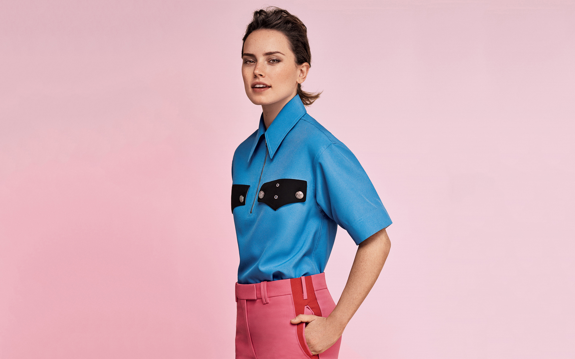 Красивая актриса Дейзи Ридли в костюме на розовом фоне