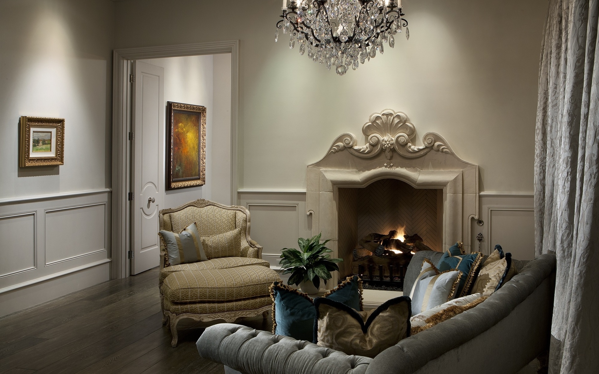 Красивый камин с креслами в гостиной