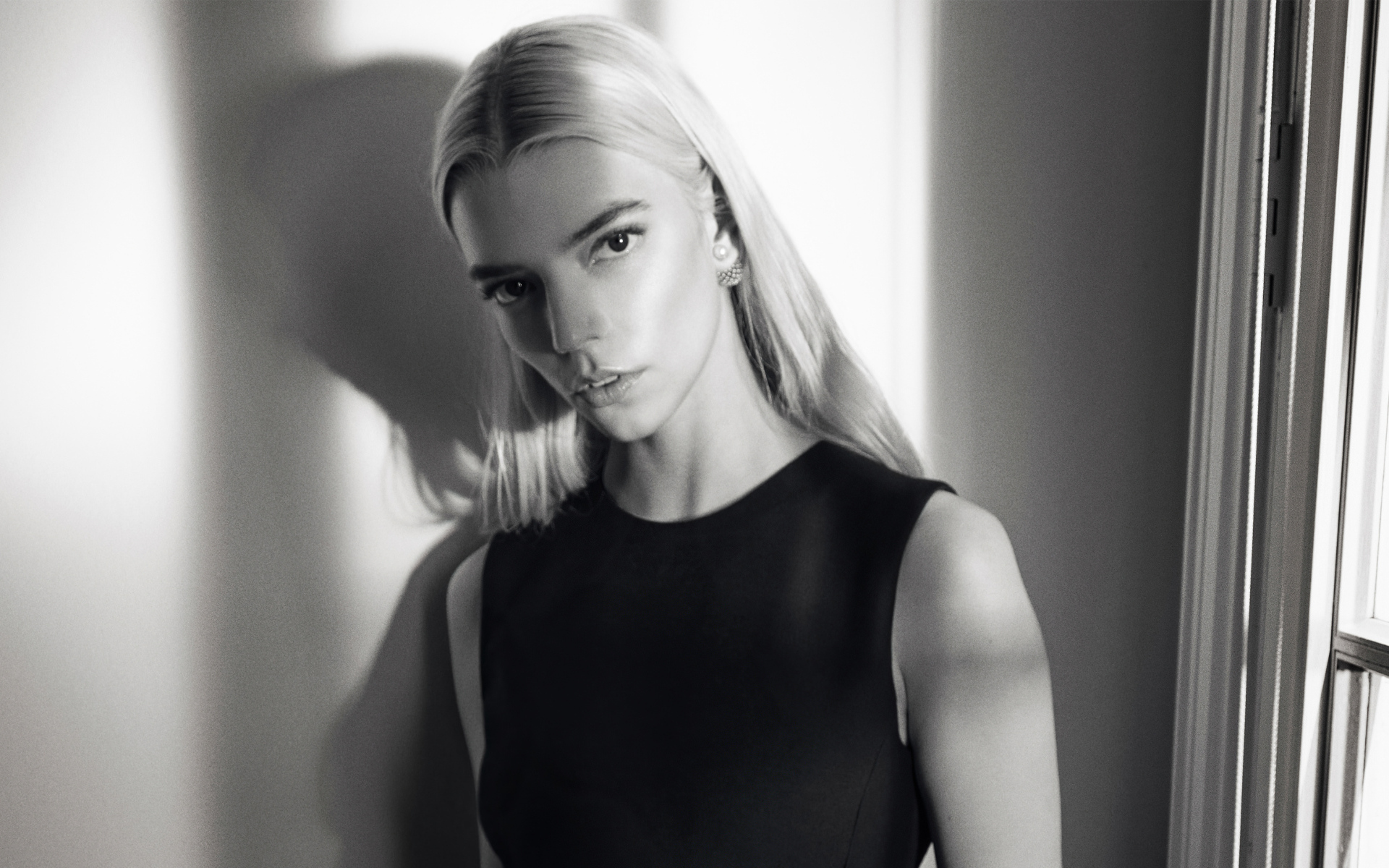 Красивая девушка актриса Аня Тейлор-Джой стоит у стены