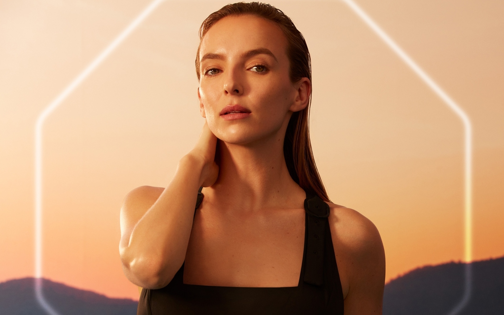 Красивая женщина актриса Джоди Комер