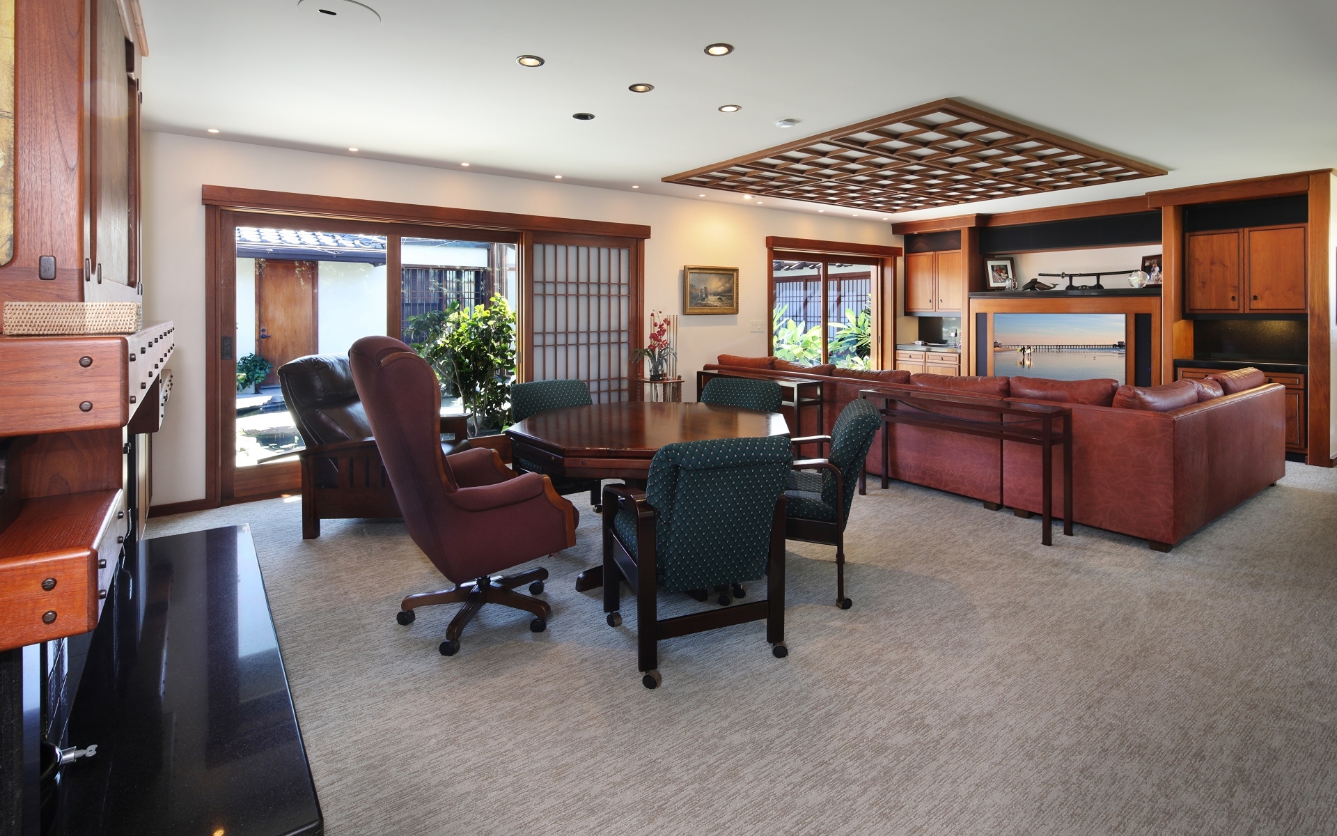 Красивая деревянная мебель в гостиной