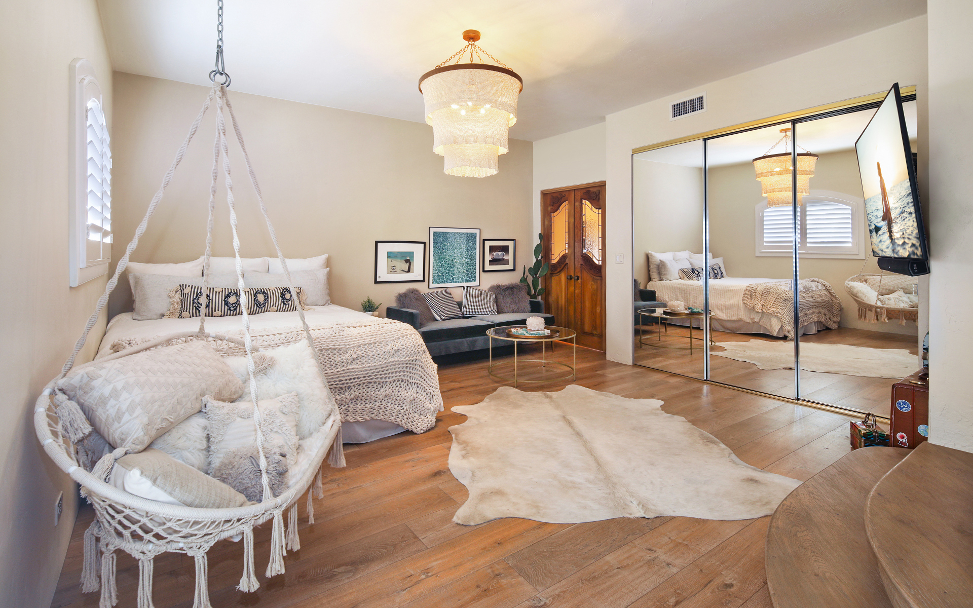 Спальня с белой кроватью и большим зеркалом