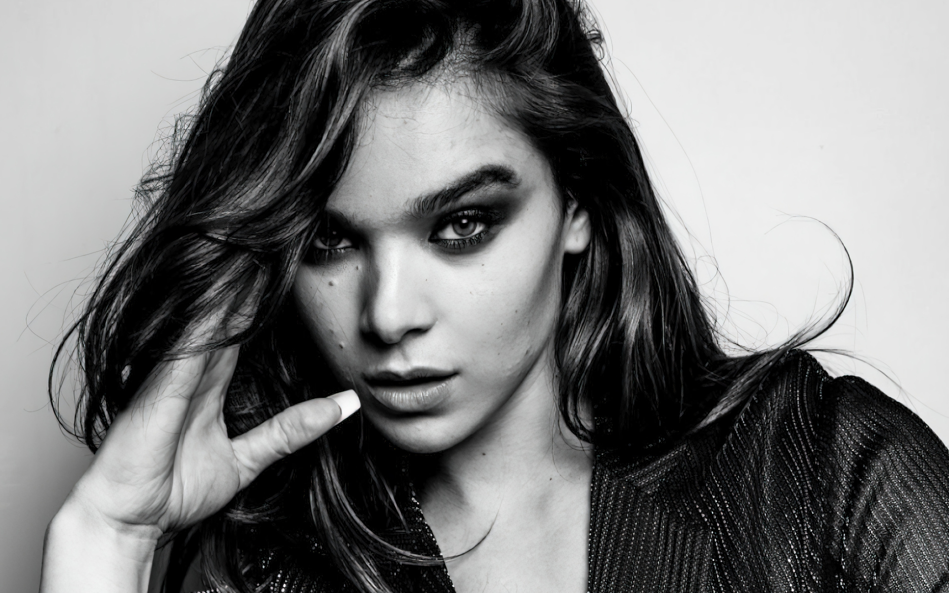 Черно-белое фото актрисы Хейли Стейнфилд на сером фоне