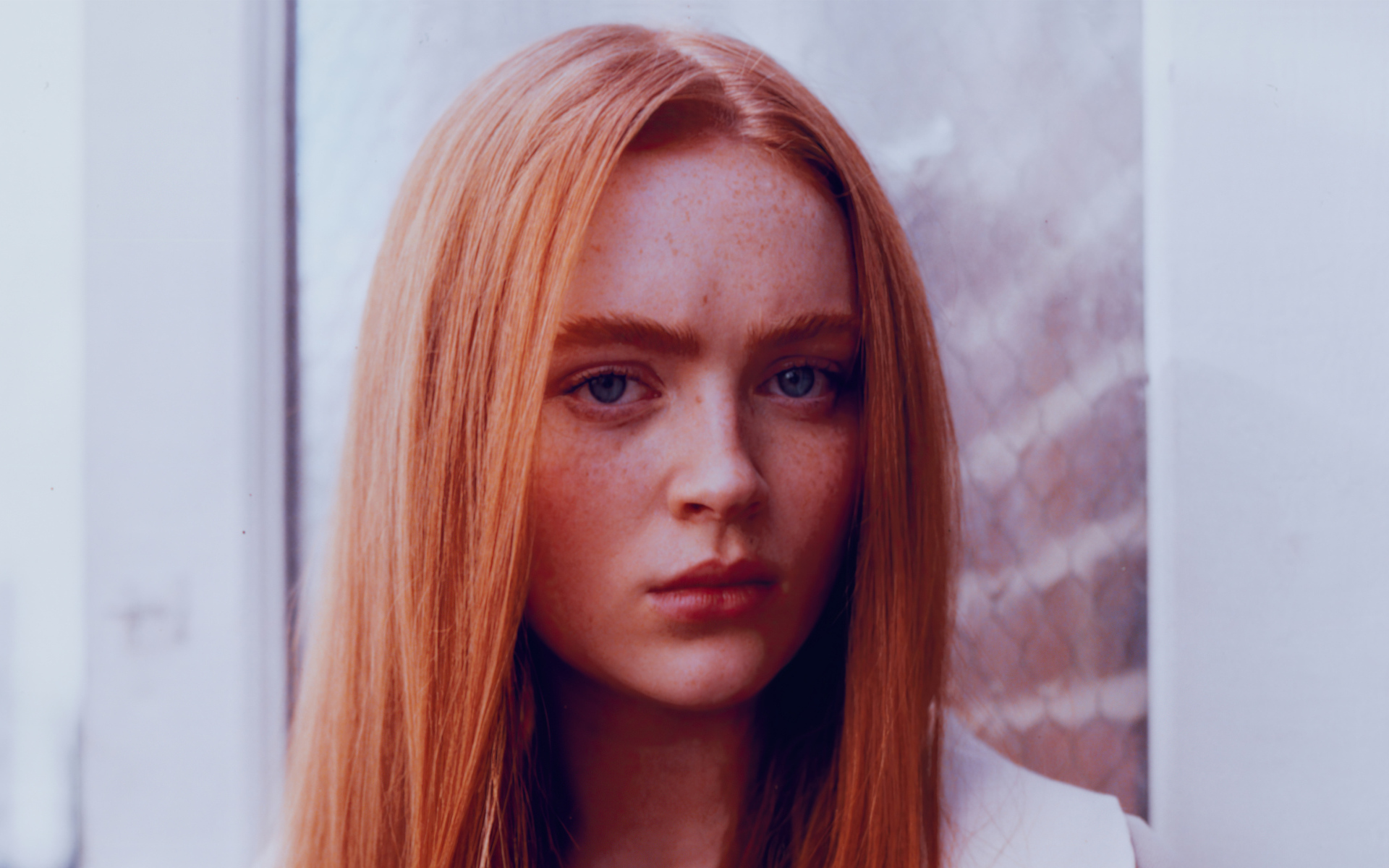 Голубоглазая рыжеволосая девушка Сэди Синк