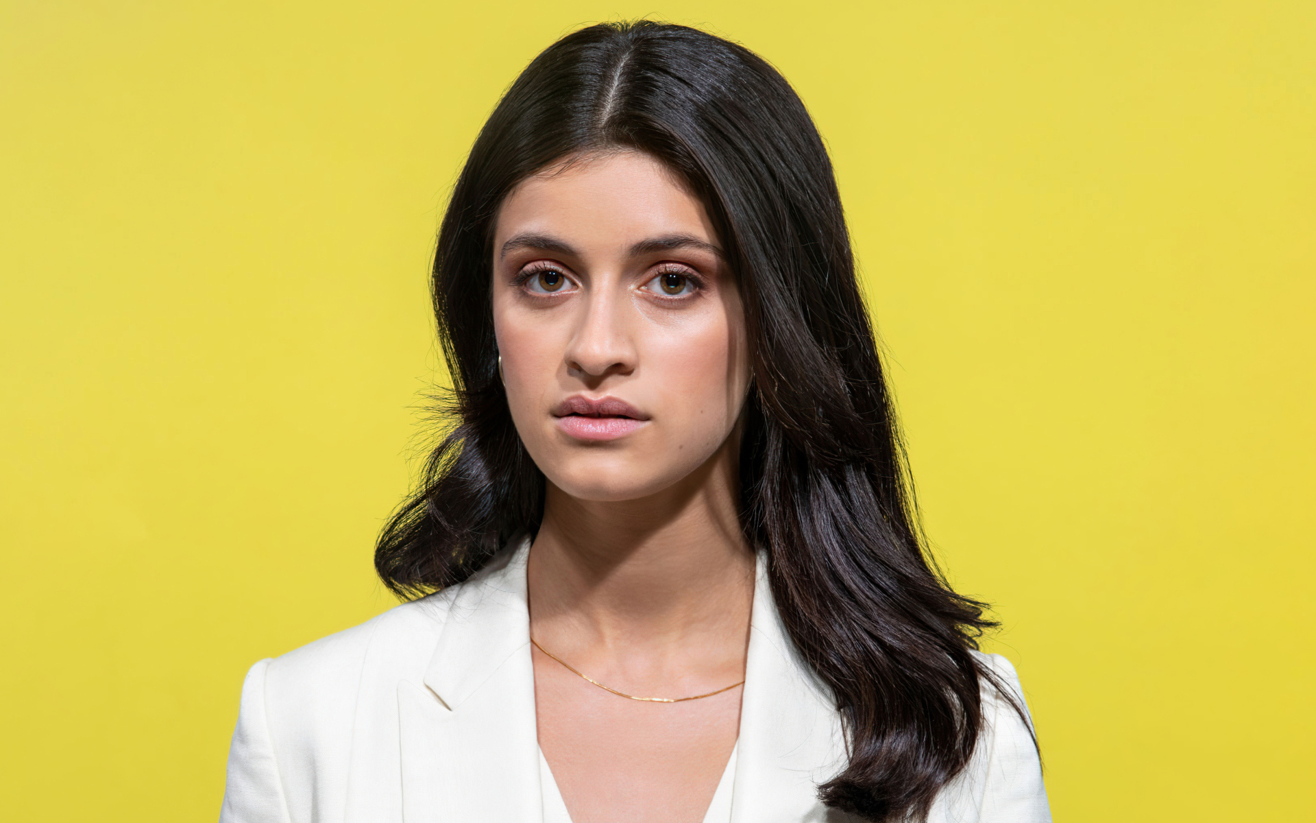 Британская актриса Аня Чалотра на желтом фоне