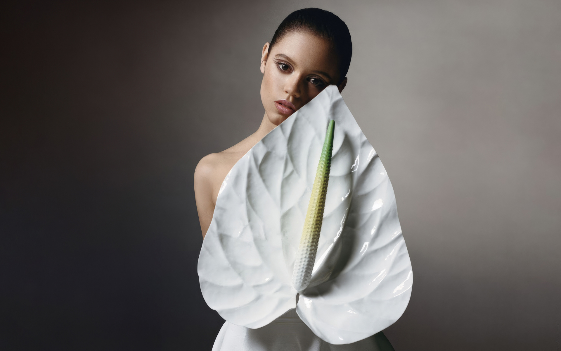 Милая девушка актриса Дженна Ортега с белым цветком