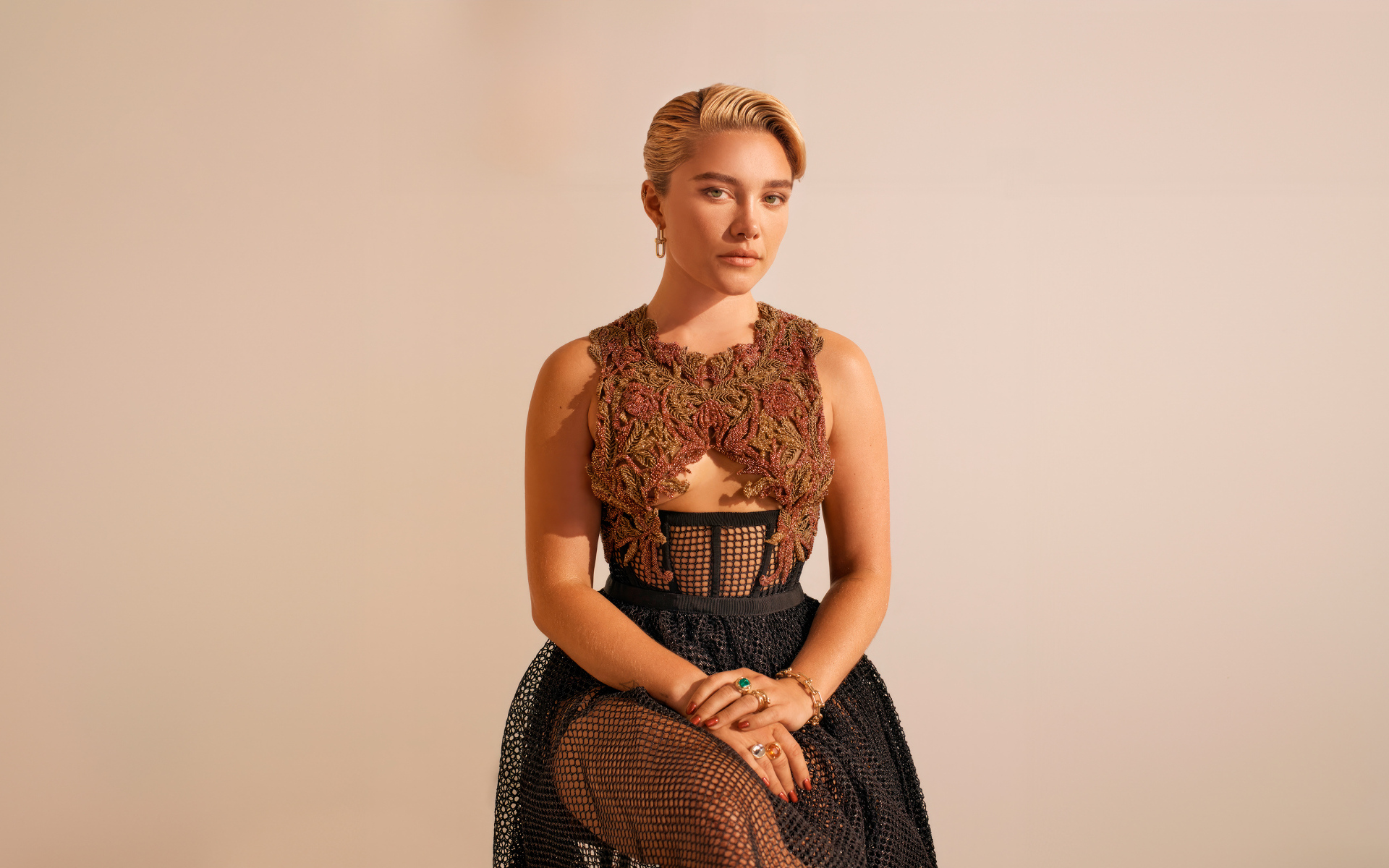 Милая молодая девушка актриса Флоренс Пью в платье