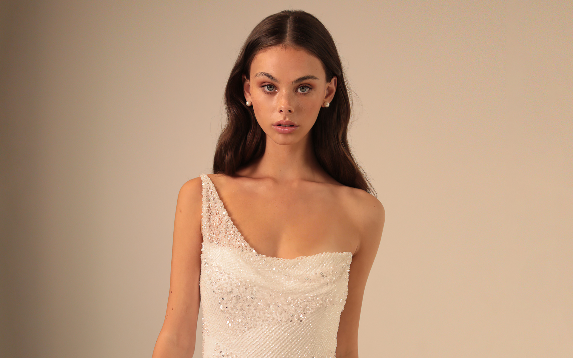 Нежная Мэйка Вулард в белом платье