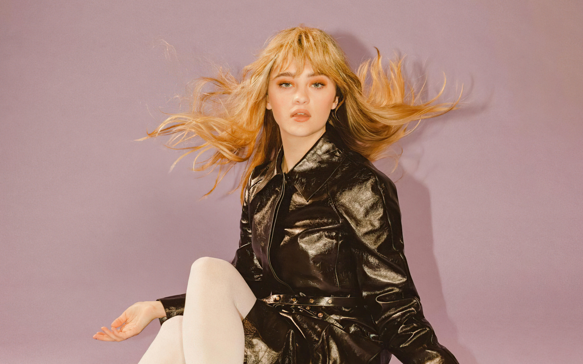 Девушка в черной куртке актриса Лиззи Грин