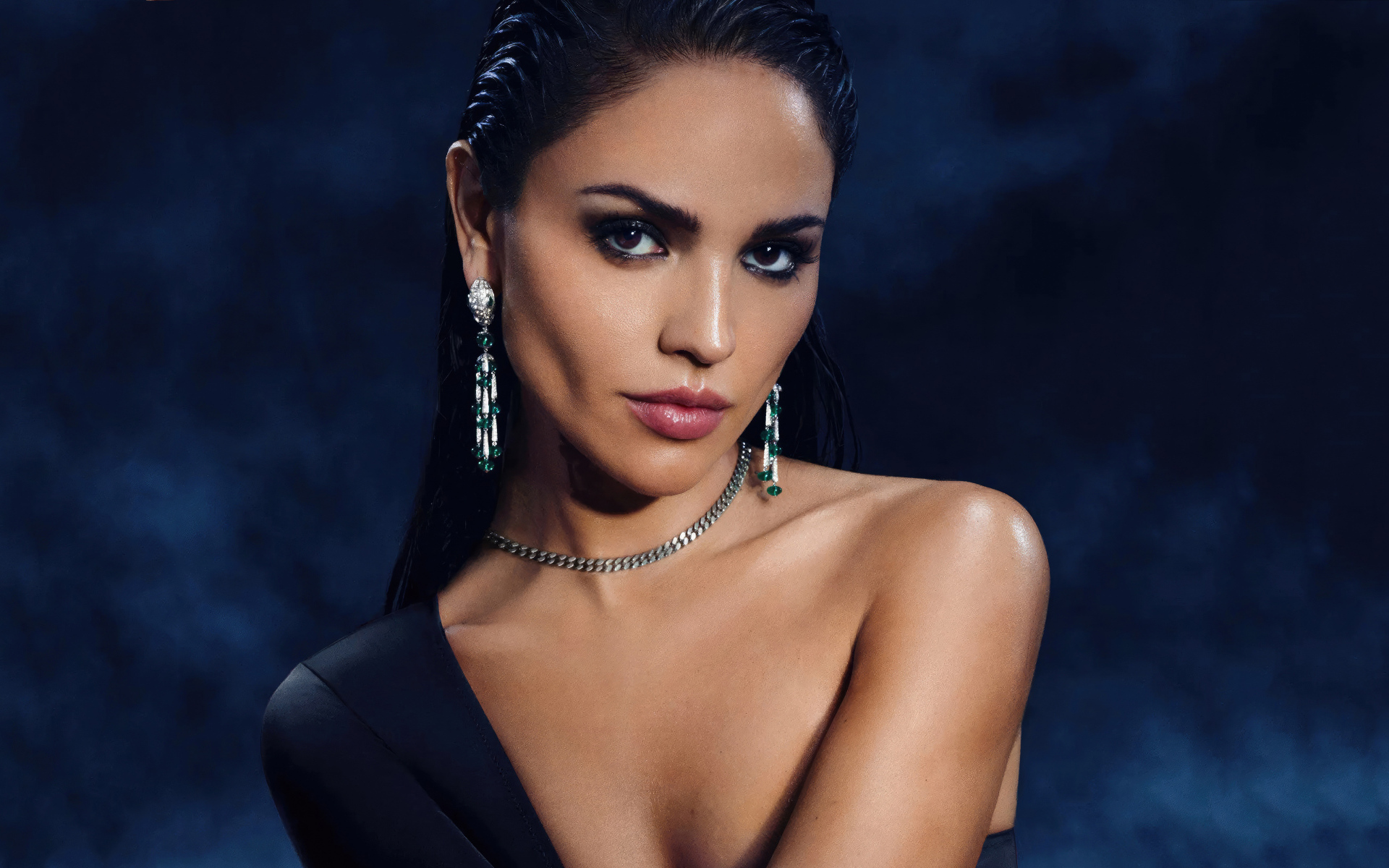 Жгучая актриса Эйса Гонсалес в черном платье