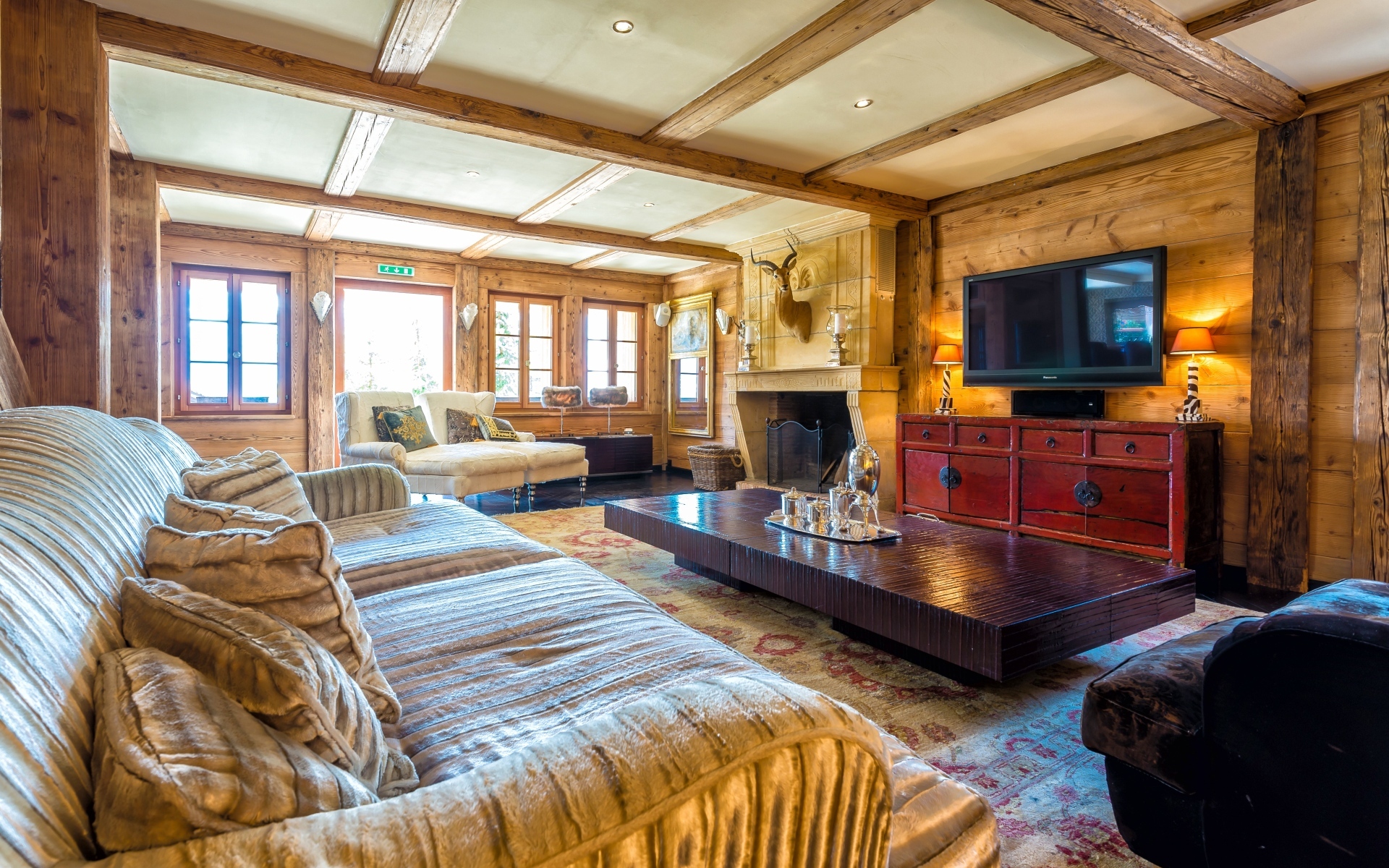 Большой стол и диван в гостиной