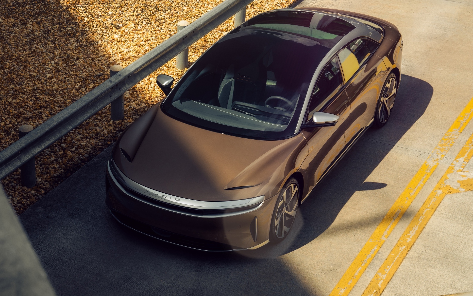 Автомобиль Lucid Air Electric вид сверху