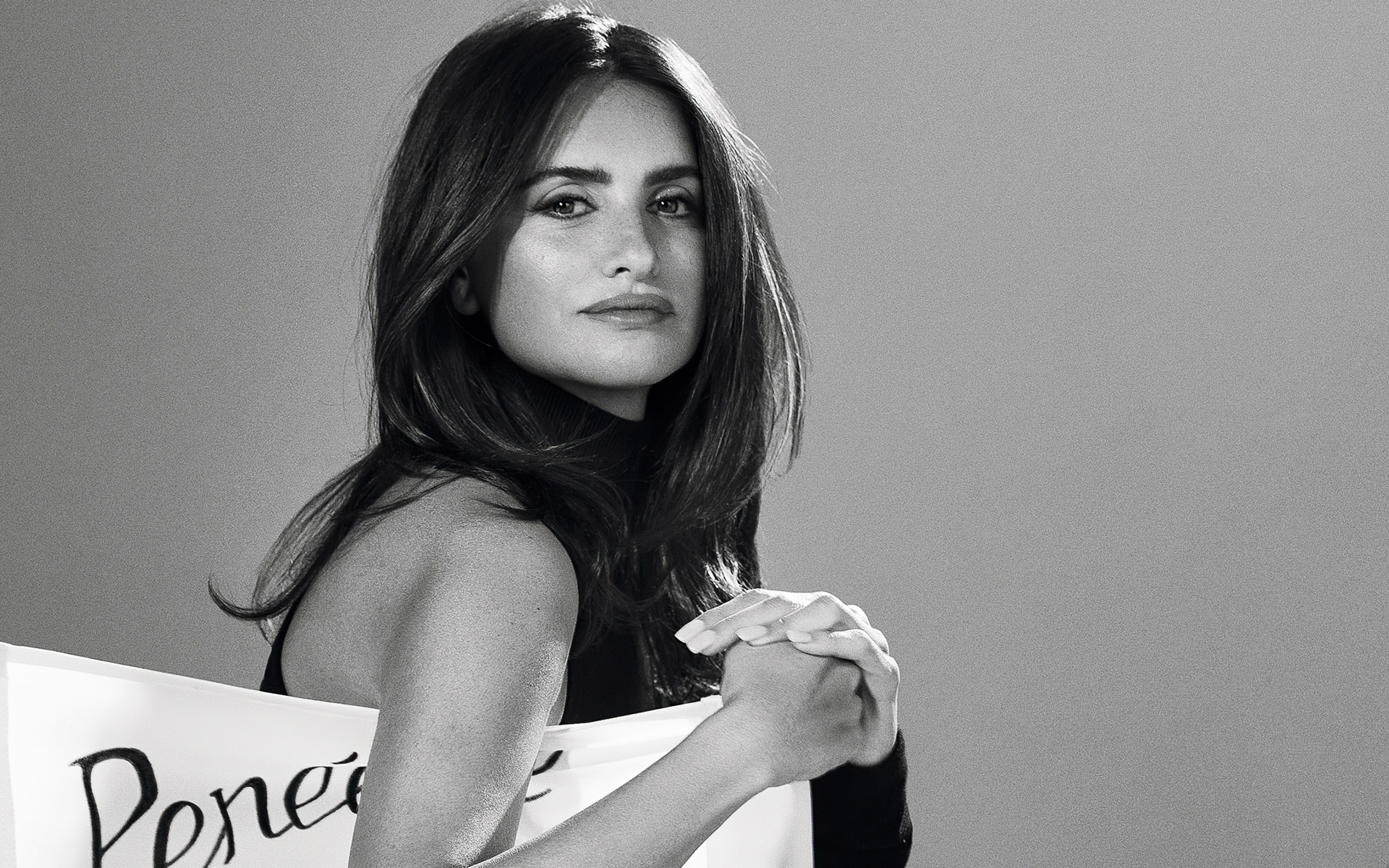 Популярная актриса Пенелопа Крус на сером фоне