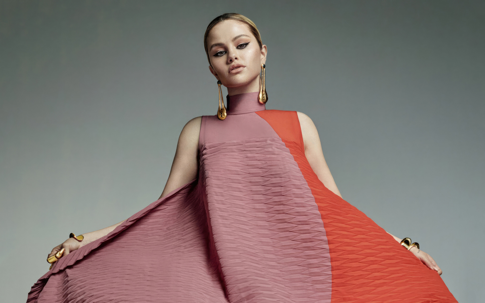 Популярная девушка Селена Гомес в платье на сером фоне