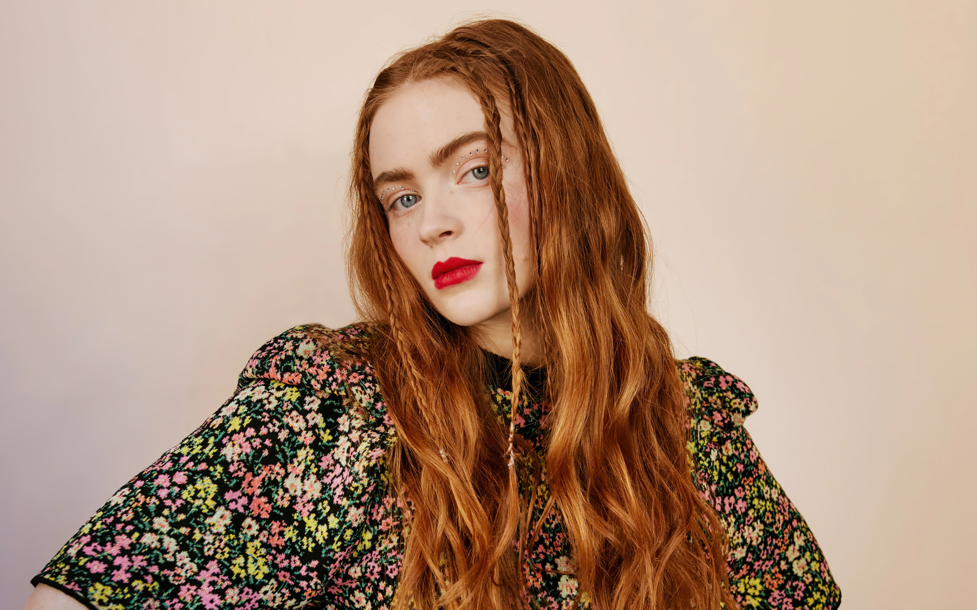 Рыжеволосая Сэди Синк на розовом фоне