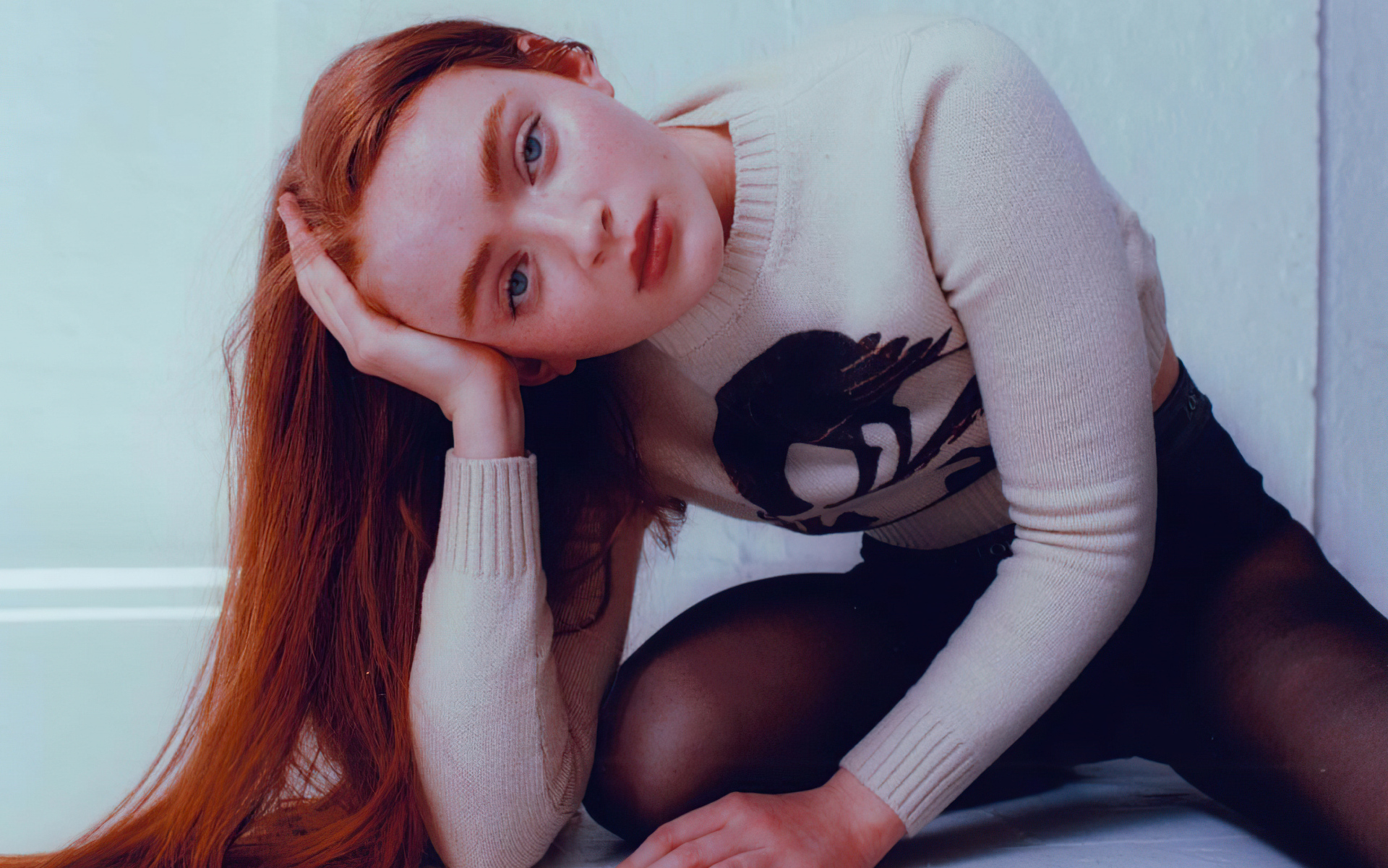 Рыжеволосая девушка актриса Сэди Синк