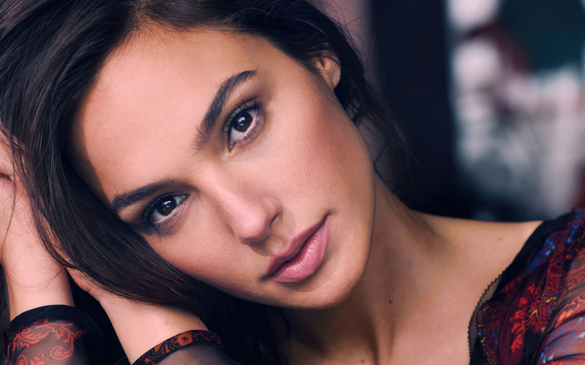 Грустная кареглазая девушка актриса Галь Гадот