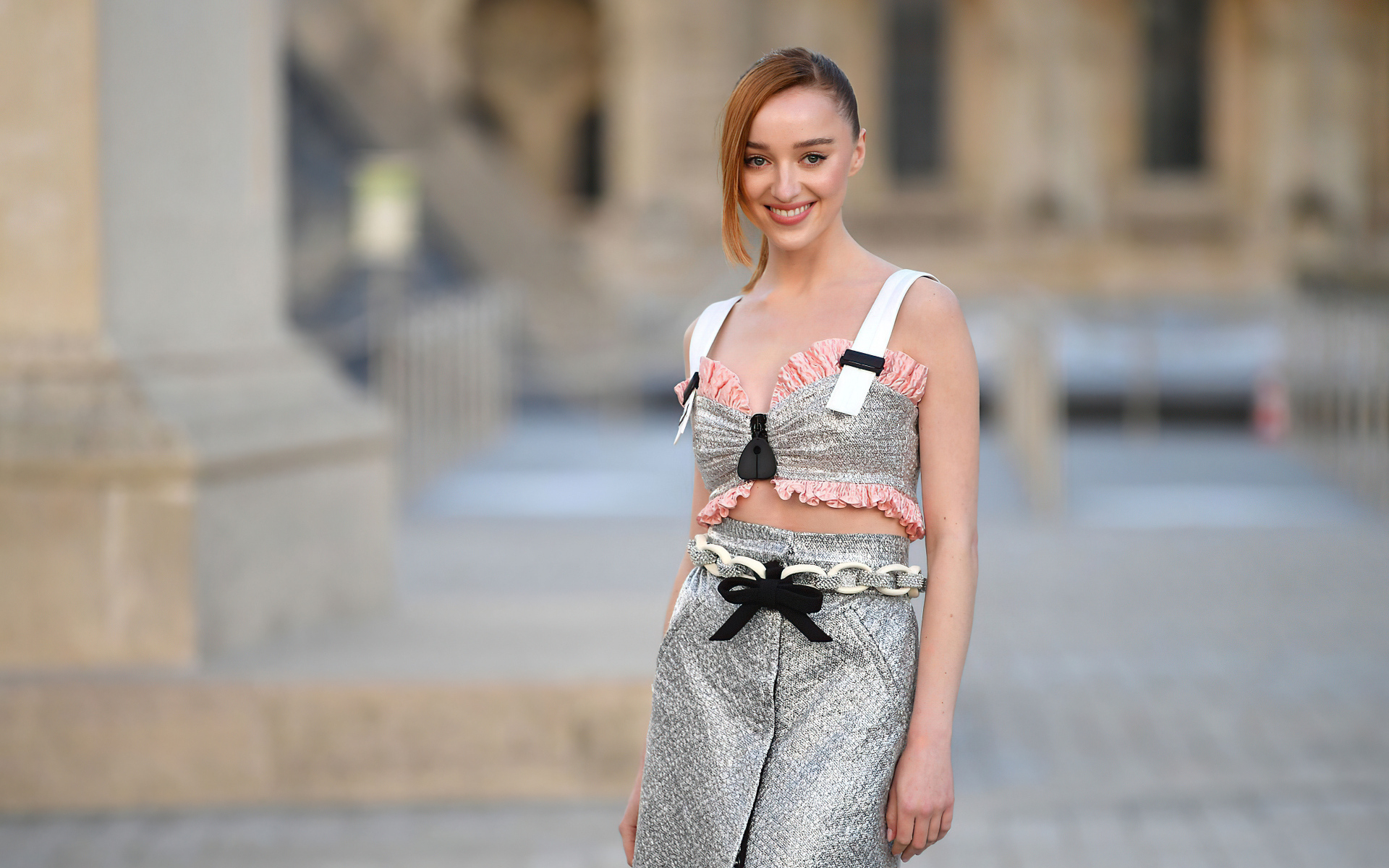 Улыбающаяся актриса Фиби Дайневор