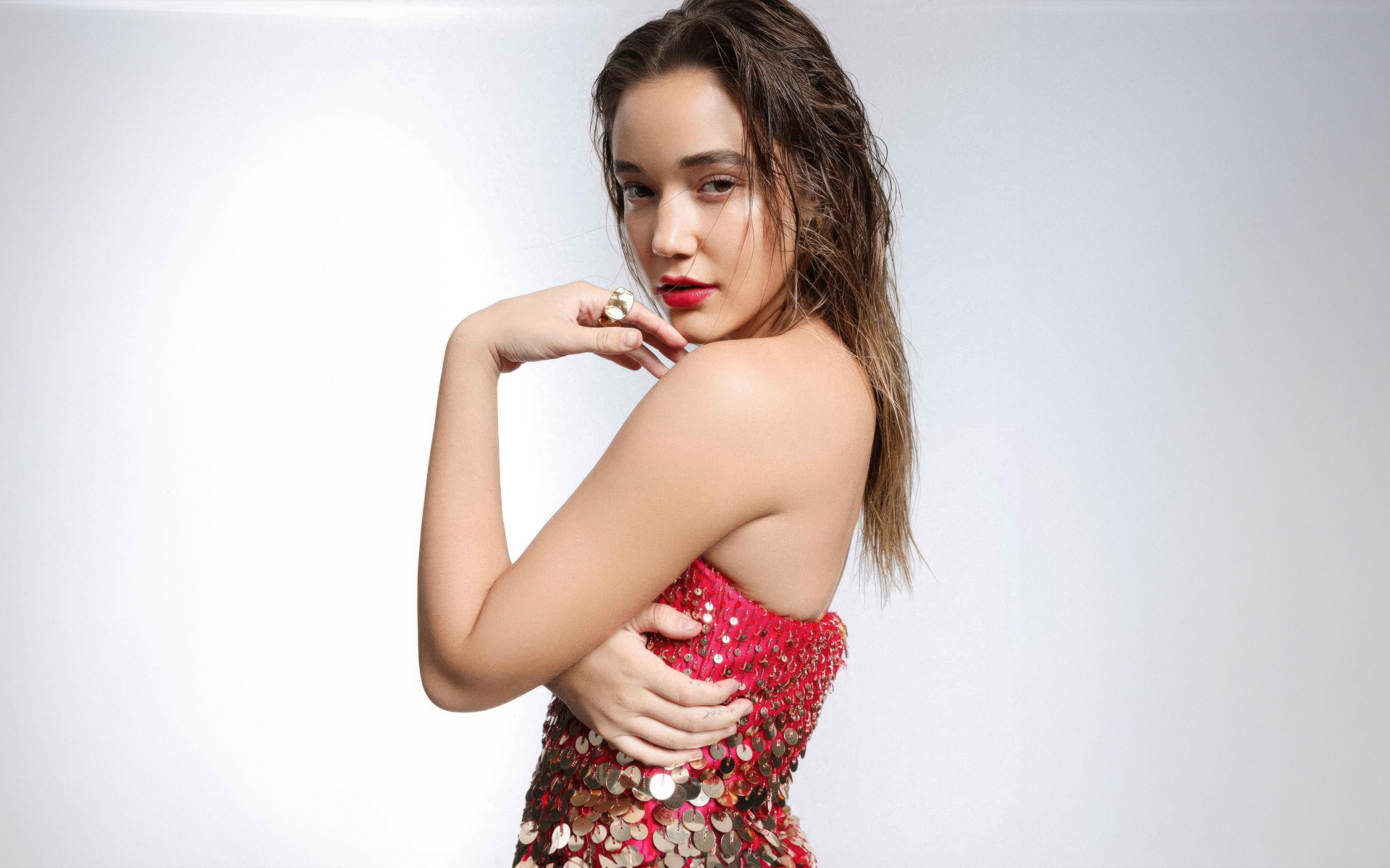 Нежная настоящая девушка Оливия Понтон на сером фоне