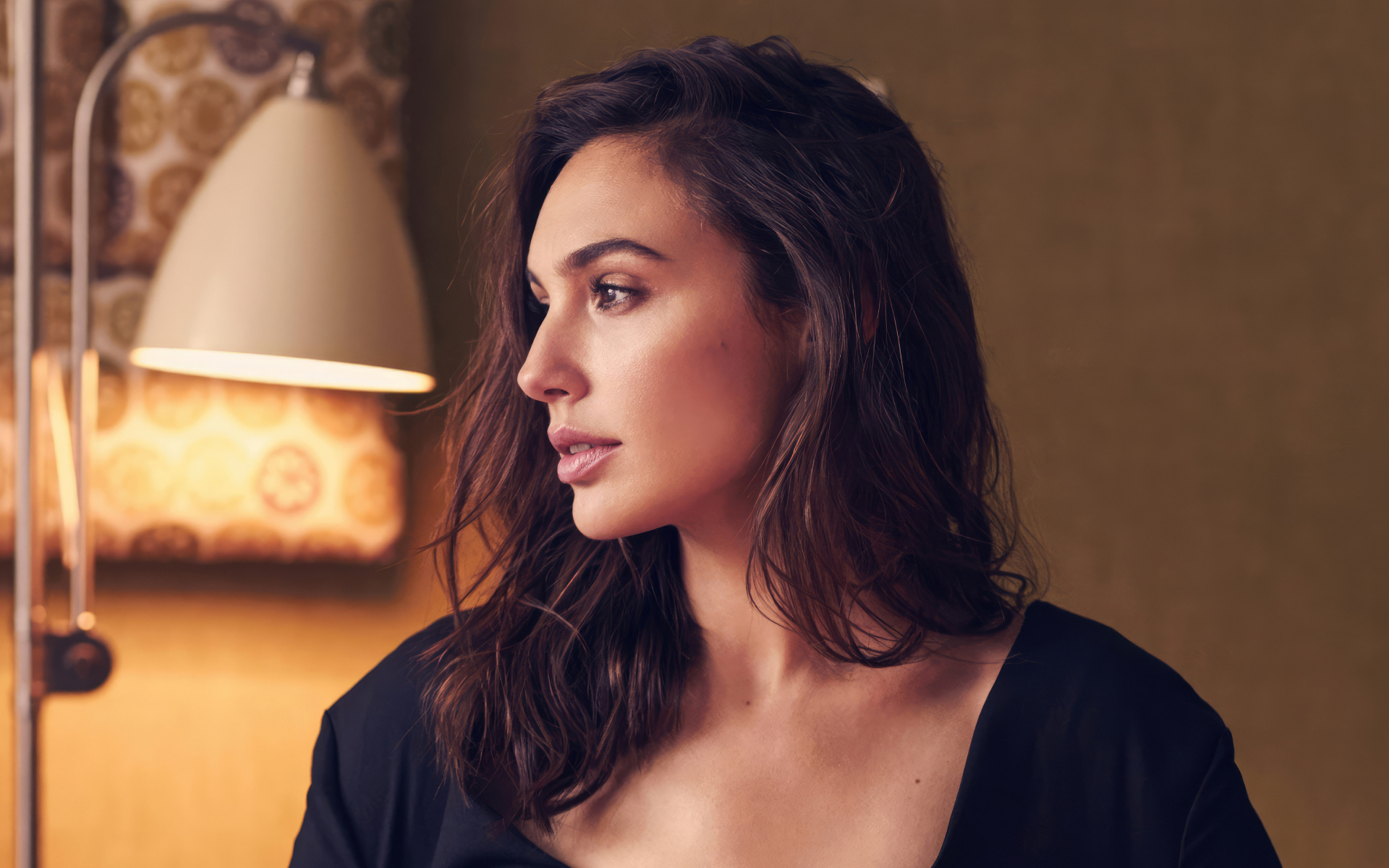 Задумчивый взгляд актрисы Галь Гадот