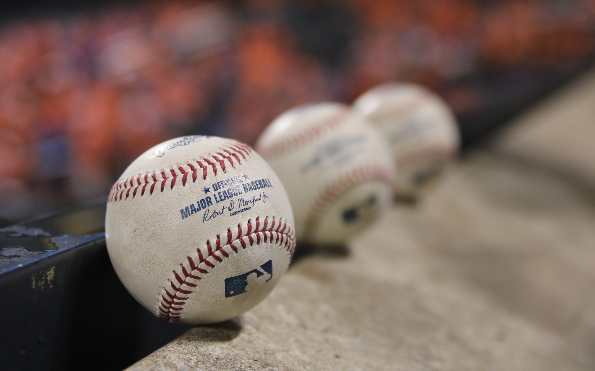 Три баскетбольных мяча крупным планом