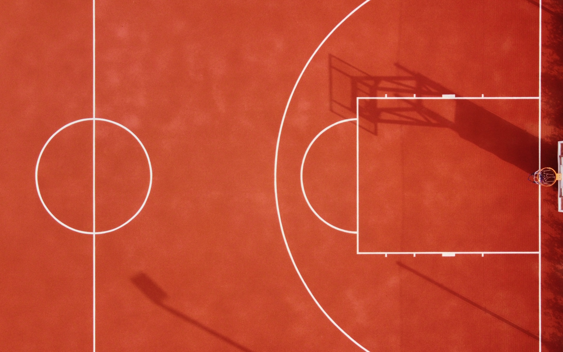 Вид сверху на баскетбольное поле