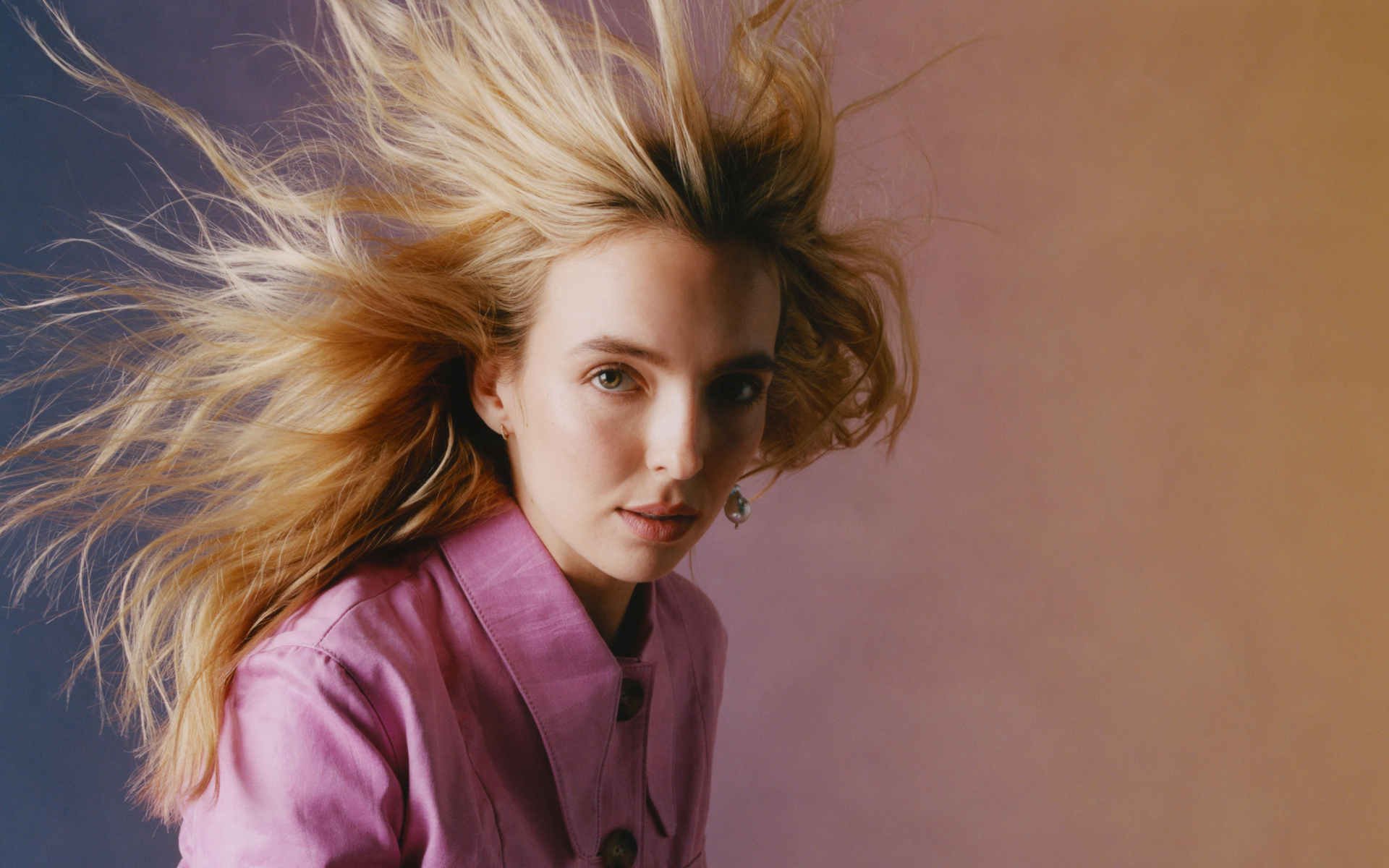 Белые волосы актрисы Джоди Комер