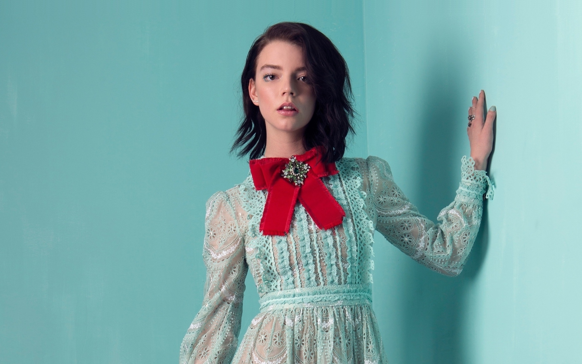 Молодая актриса Аня Тейлор-Джой на голубом фоне