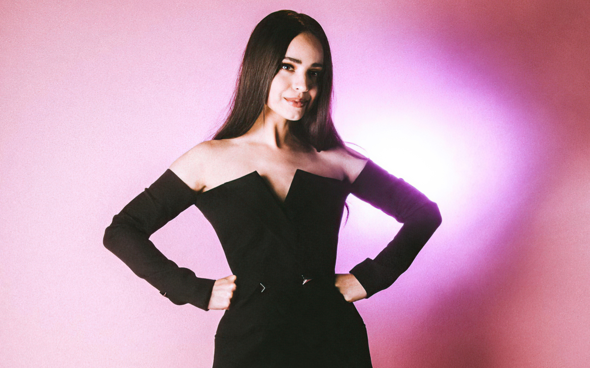 Молодая актриса София Карсон на розовом фоне