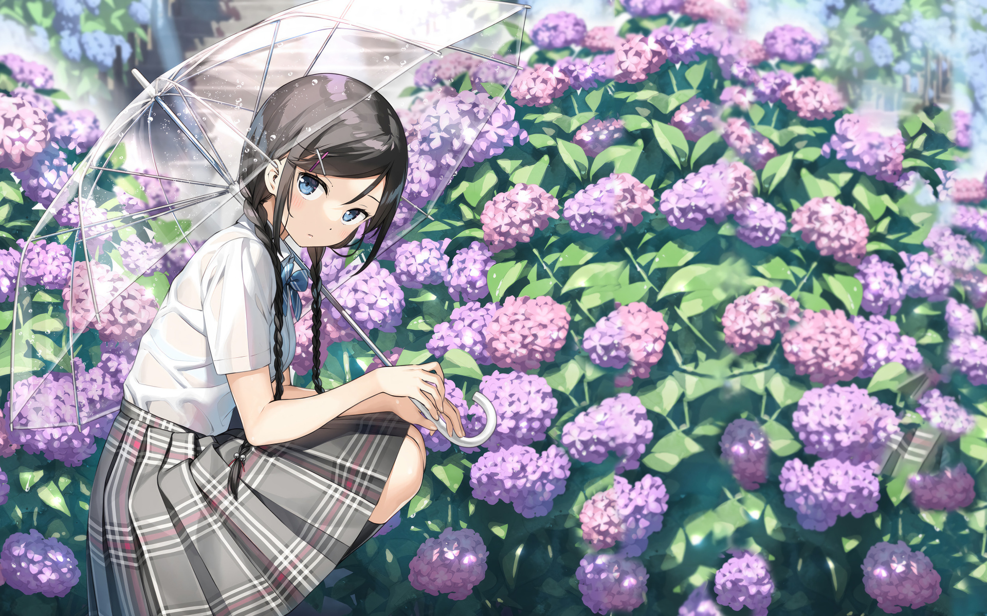 Милая девушка аниме с зонтом у кустов с цветами