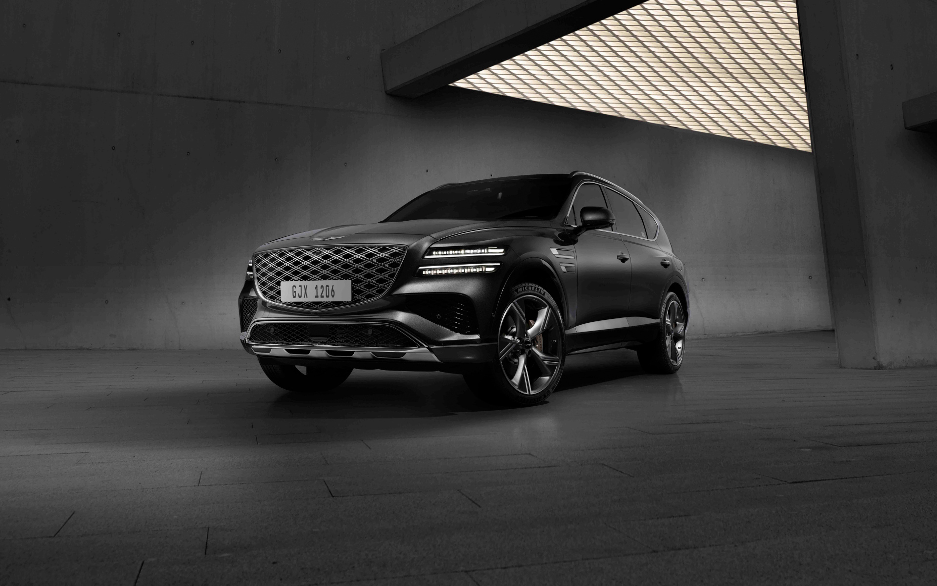 Черный автомобиль  Genesis GV80 AWD в здании