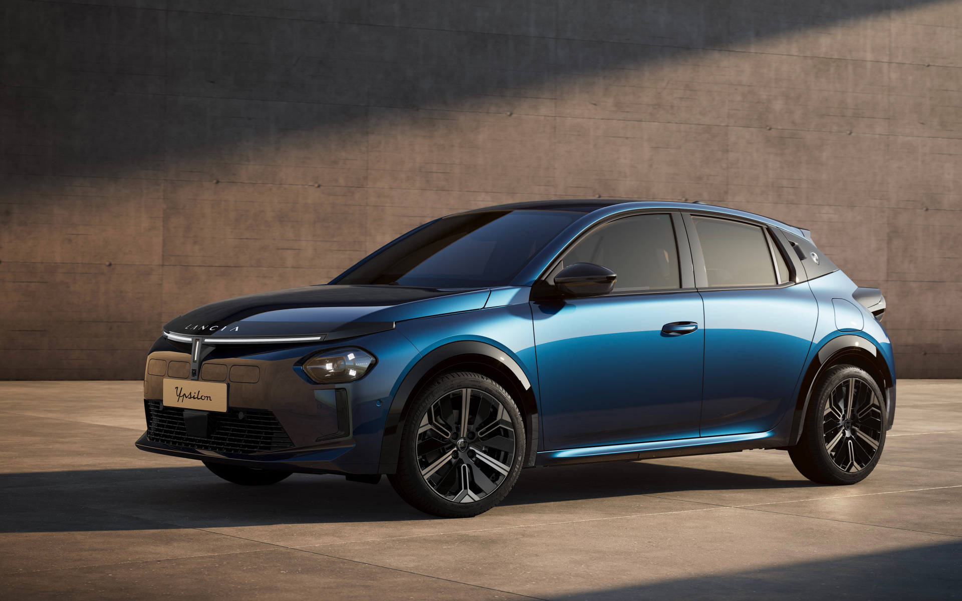 Синий автомобиль Lancia Ypsilon Edizione Limitata Cassina 2024 года