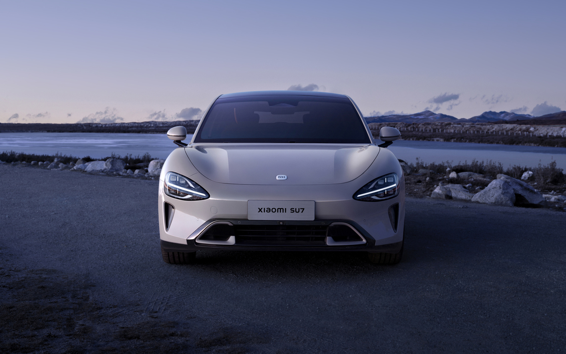 Вид спереди на автомобиль Xiaomi SU7 2024 года