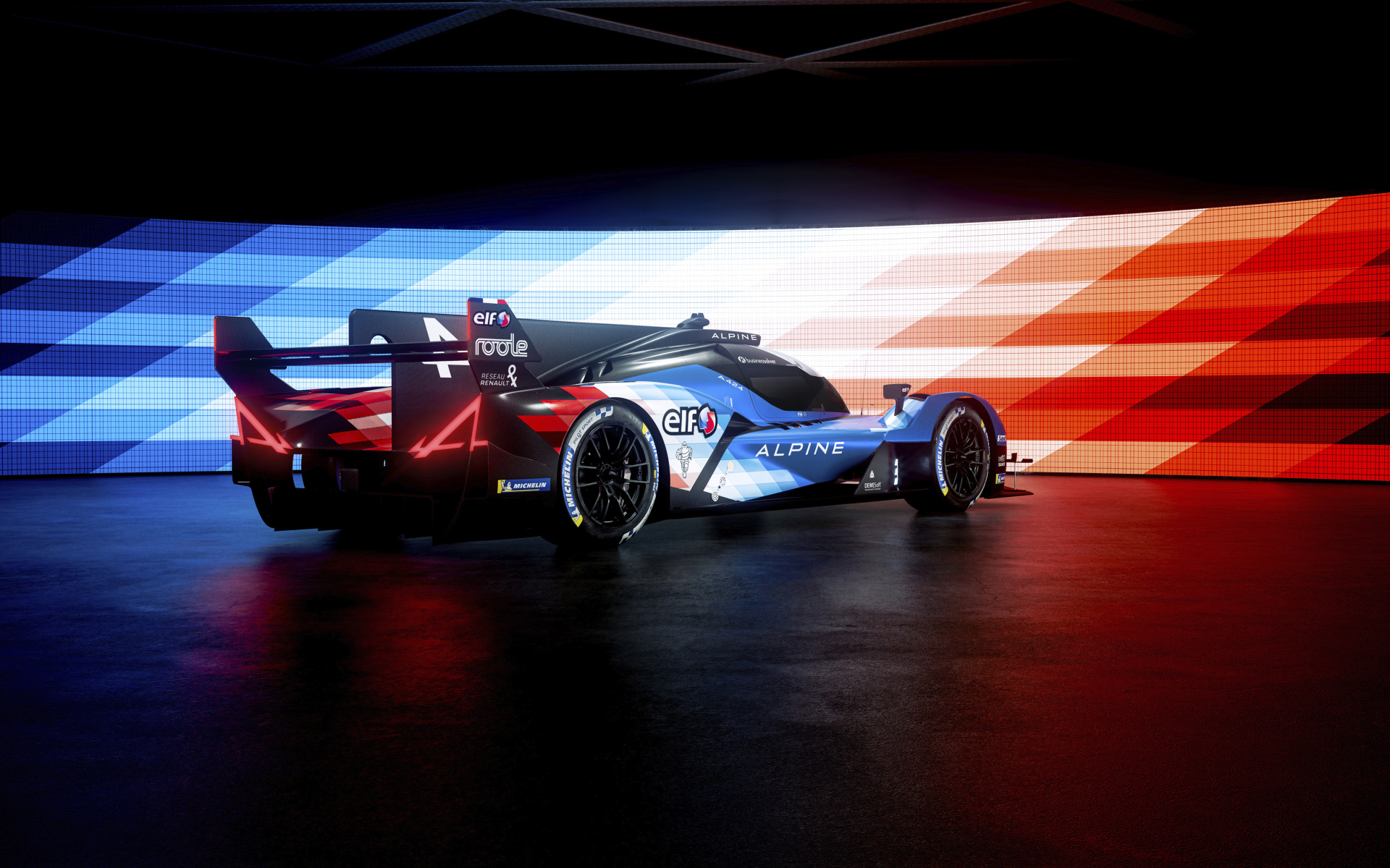Вид сзади на гоночный автомобиль Alpine A424 2024 года