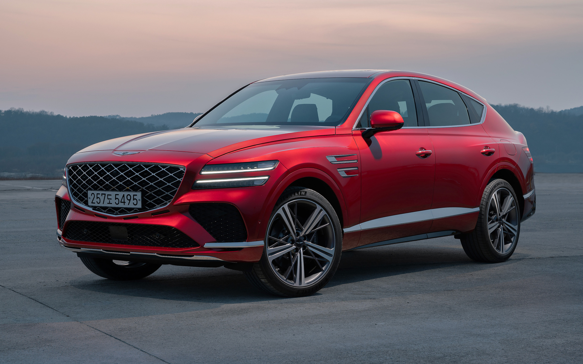 Красный автомобиль Genesis GV80 Coupe AWD