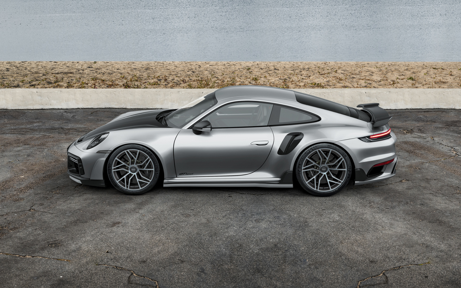 Вид сбоку на серебристый автомобиль TechArt GTsport 2024 года