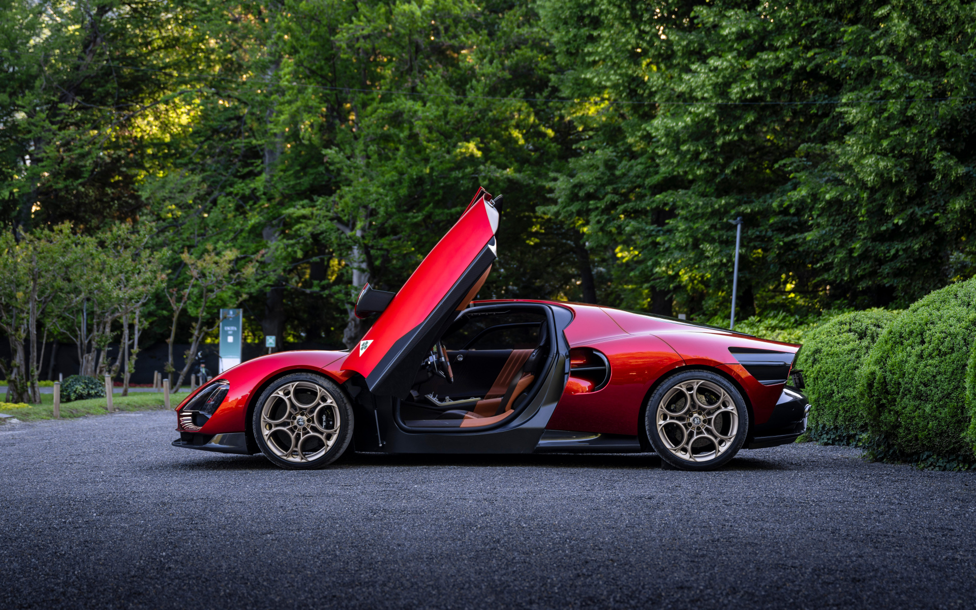 Красный Alfa Romeo 33 Stradale  с открытыми дверями