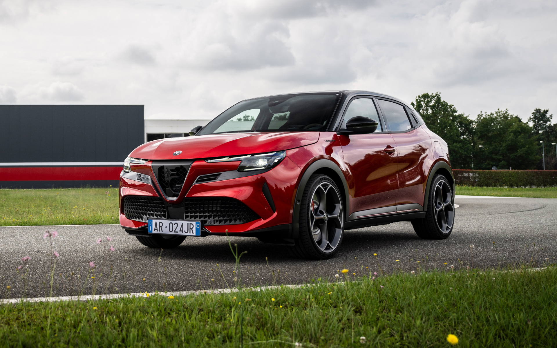 Красный блестящий автомобиль Alfa Romeo Junior Elettrica Veloce 2024 года