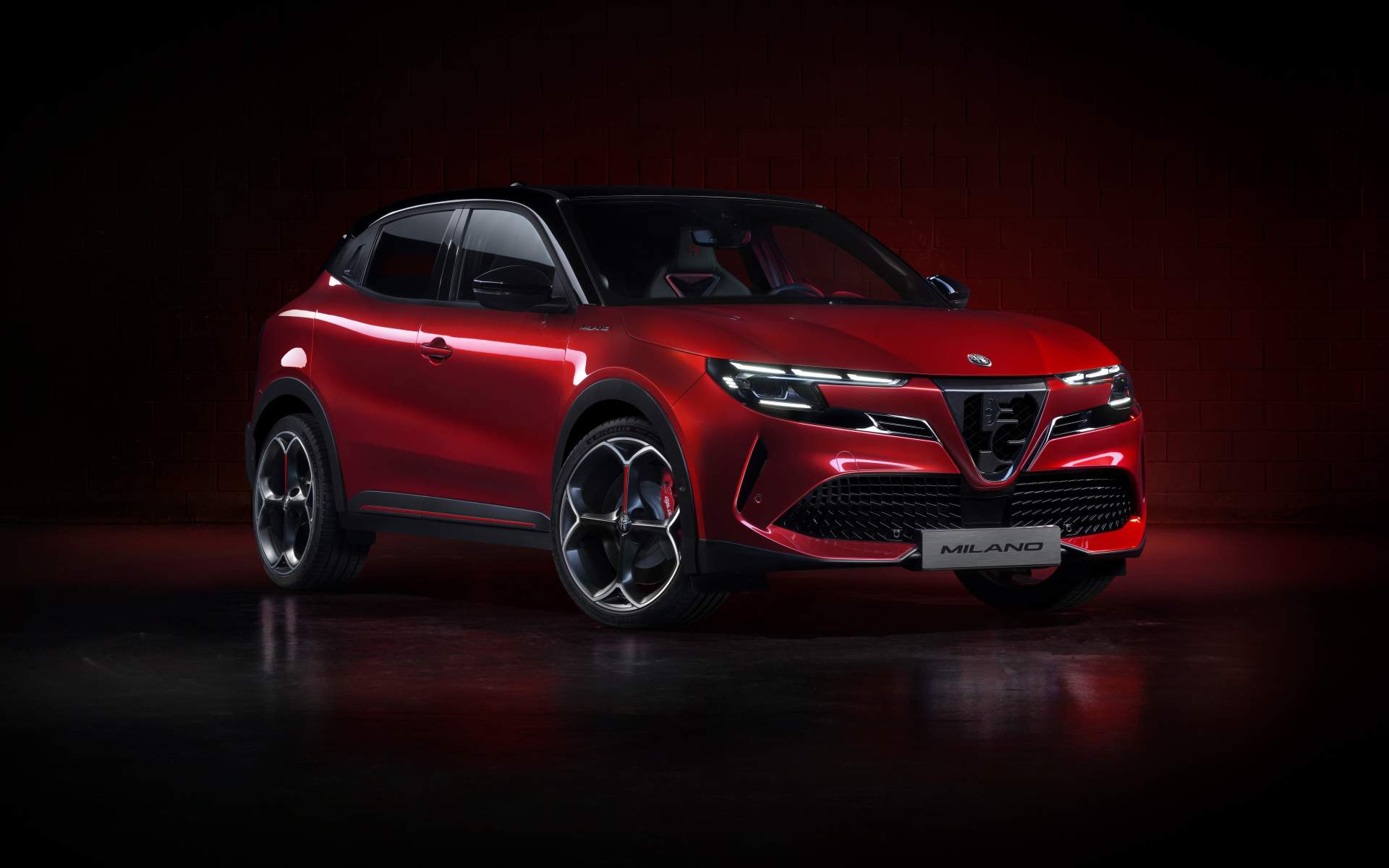 Красный автомобиль  Alfa Romeo Milano Elettrica Veloce 2024 года