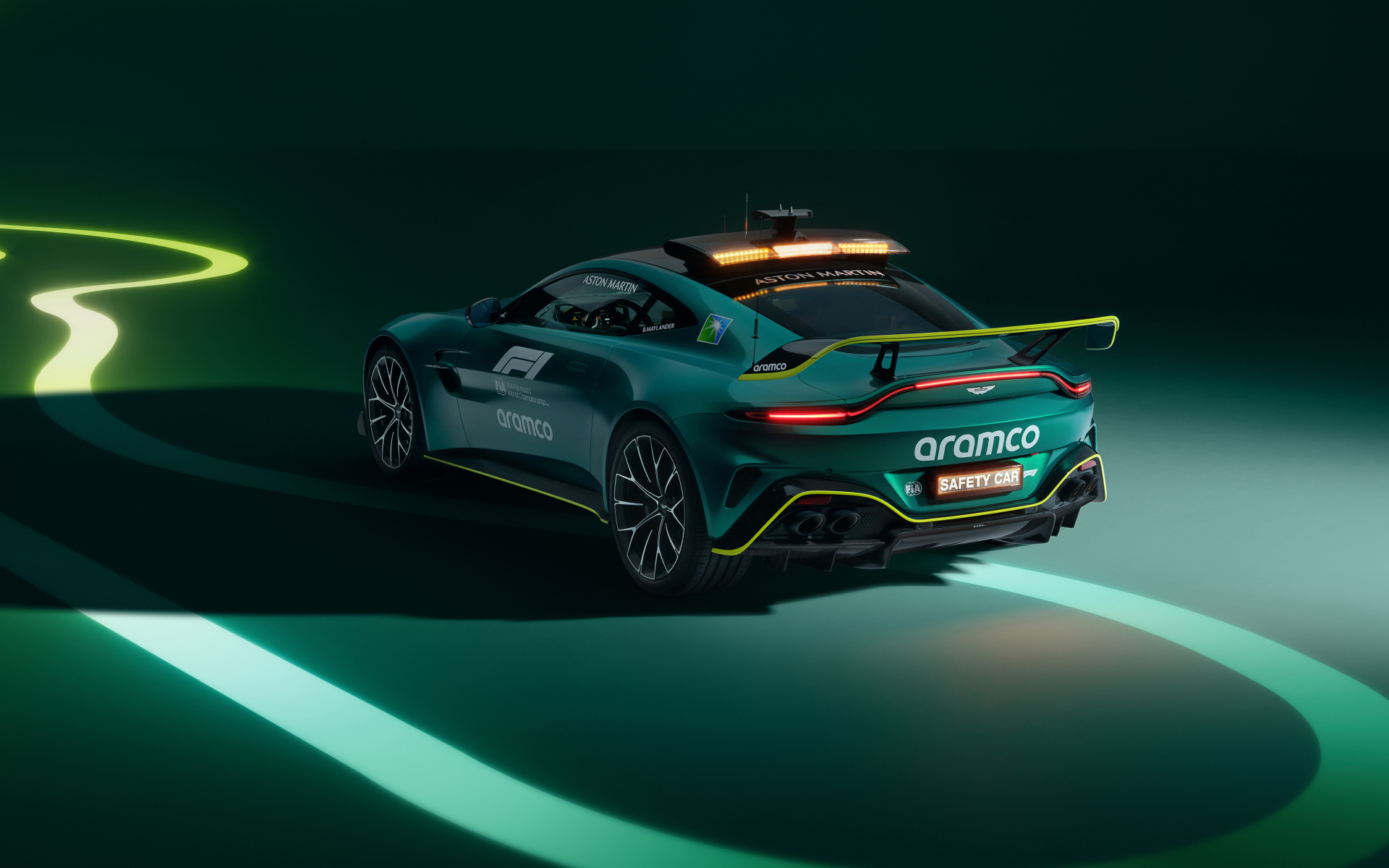 Гоночный автомобиль Aston Martin Vantage F1 Safety Car 2024 года вид сзади