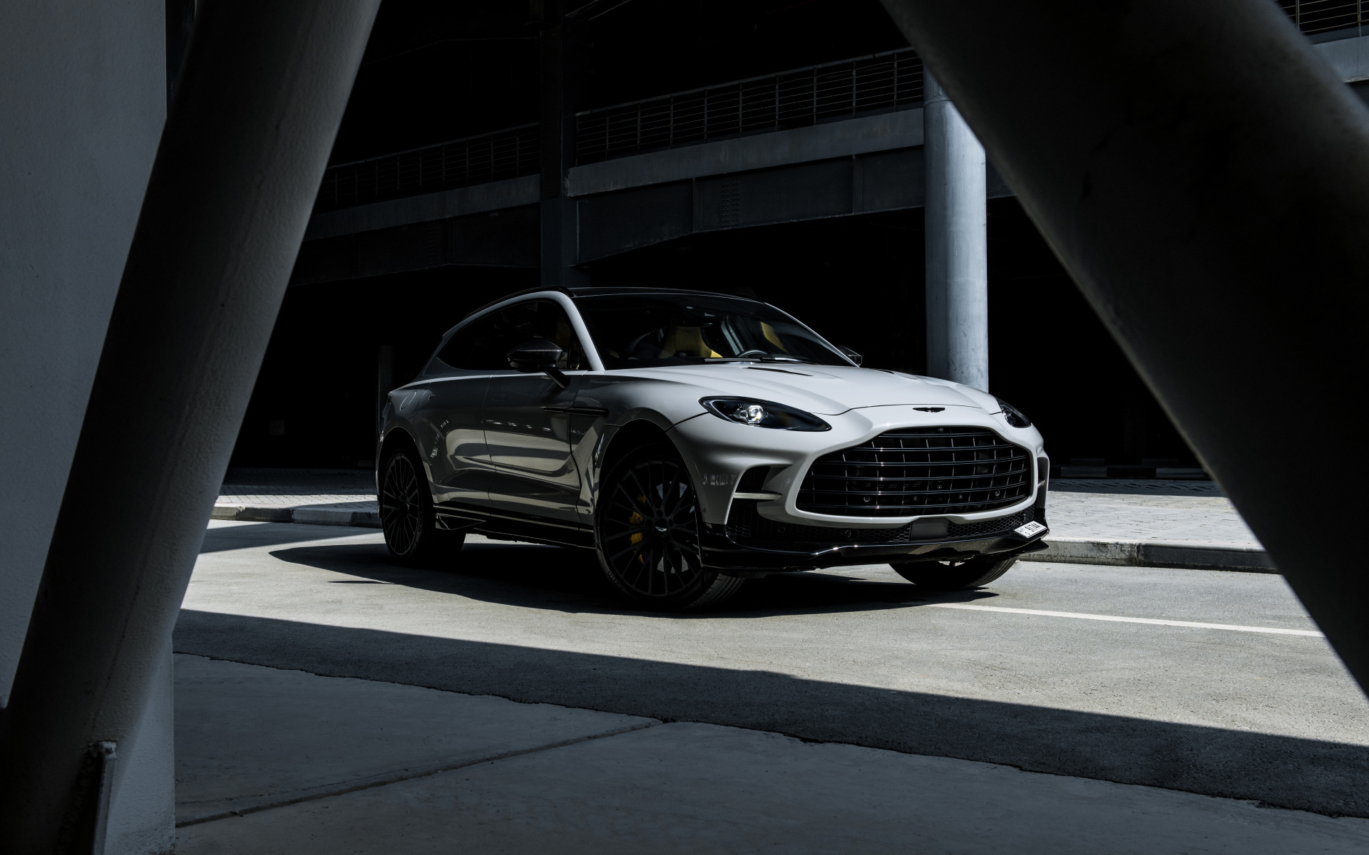 Автомобиль Aston Martin DBX707