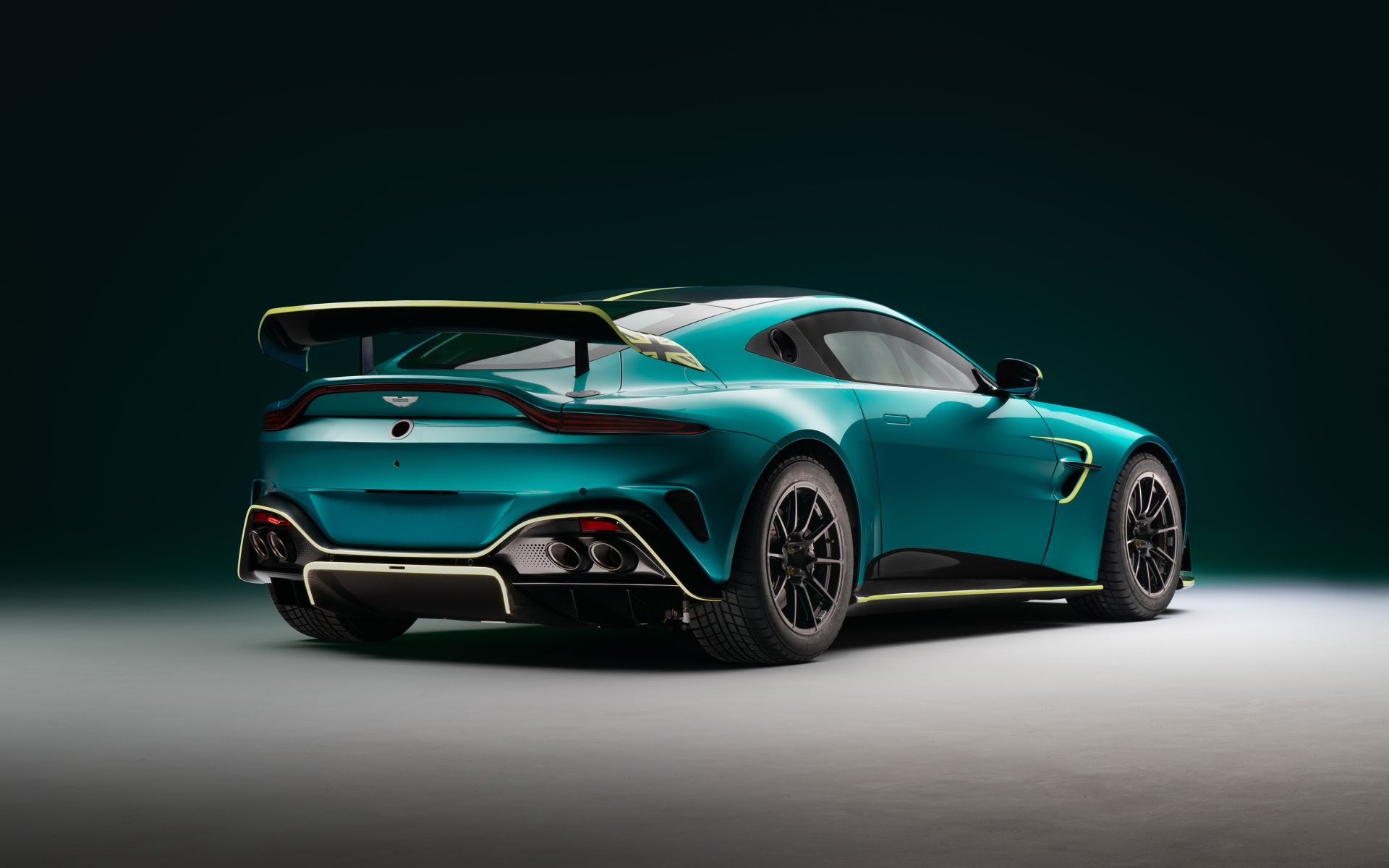 Вид сзади на автомобиль Aston Martin Vantage GT4 2024 года