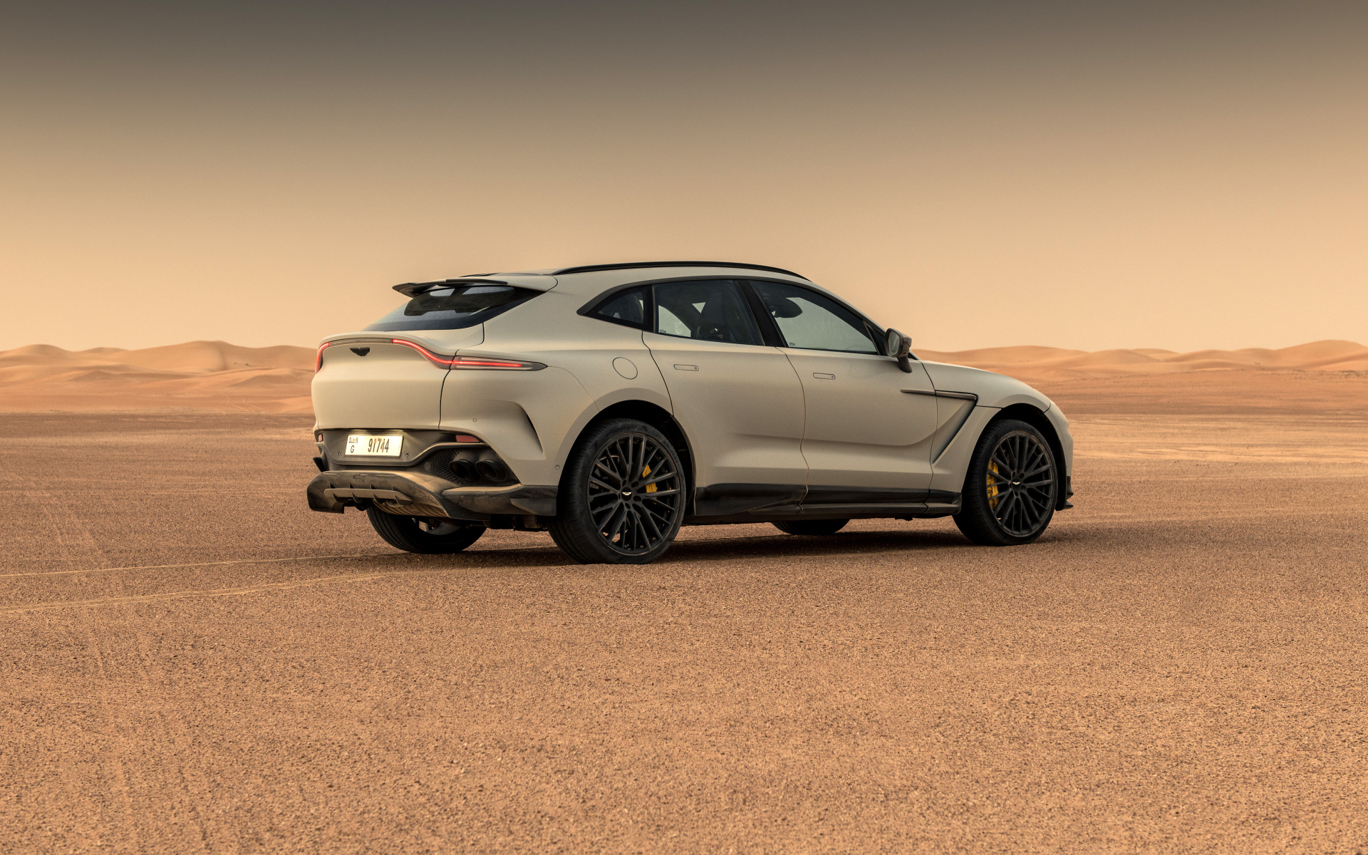 Вид сзади на внедорожник Aston Martin DBX707