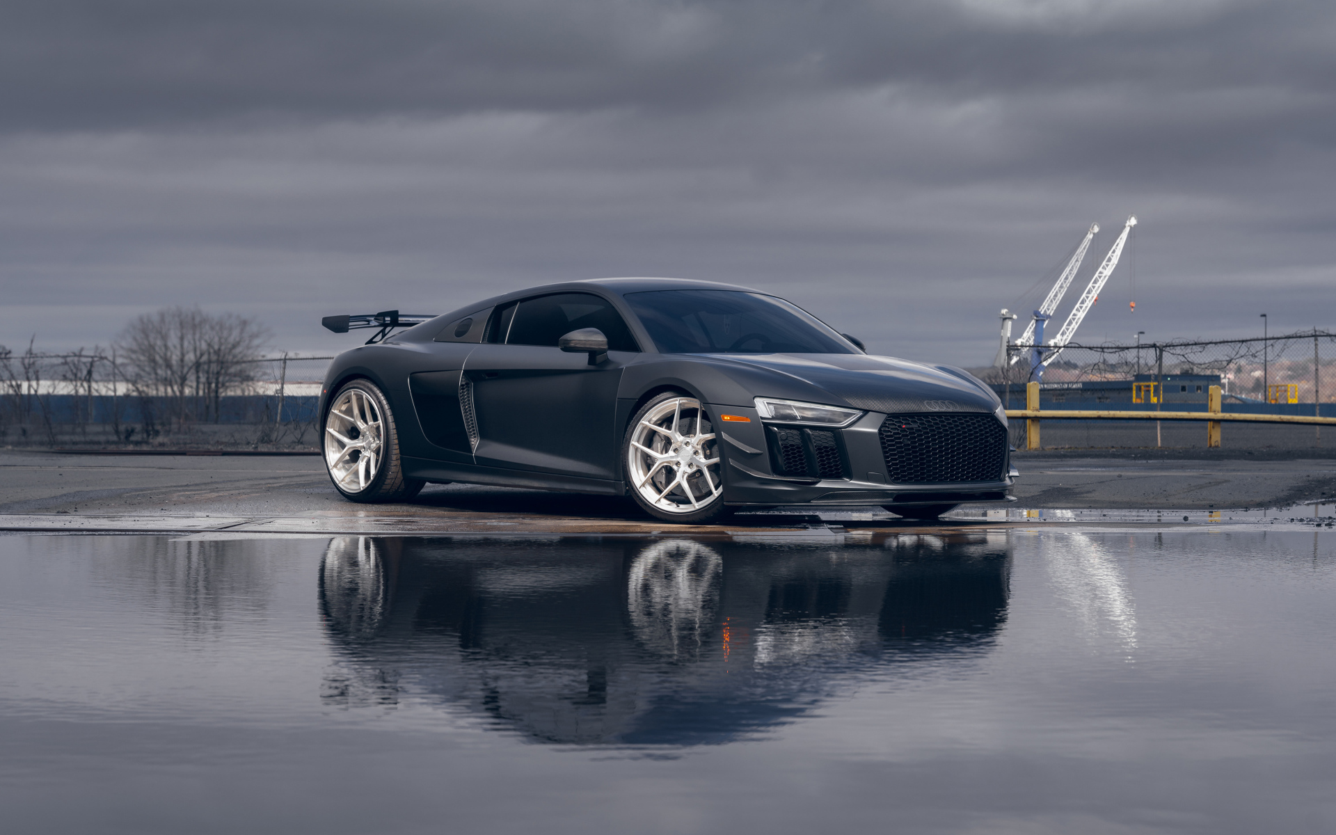 Автомобиль Audi R8 Velgen Wheels у воды