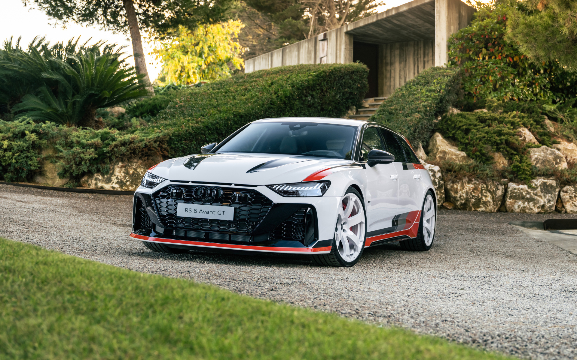 Автомобиль Audi RS 6 Avant GT 2024 года у дома