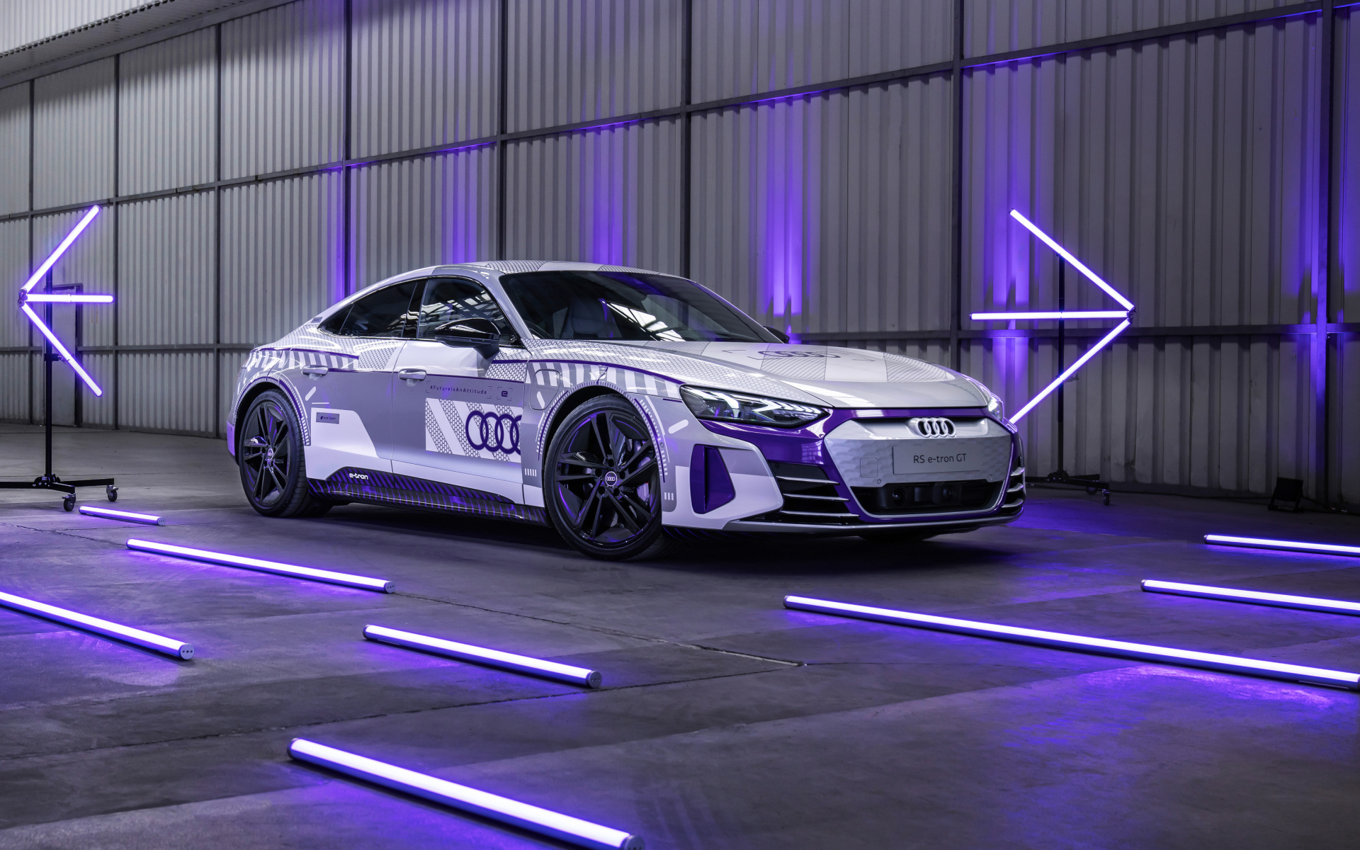 Гоночный автомобиль Audi RS E-Tron GT в гараже