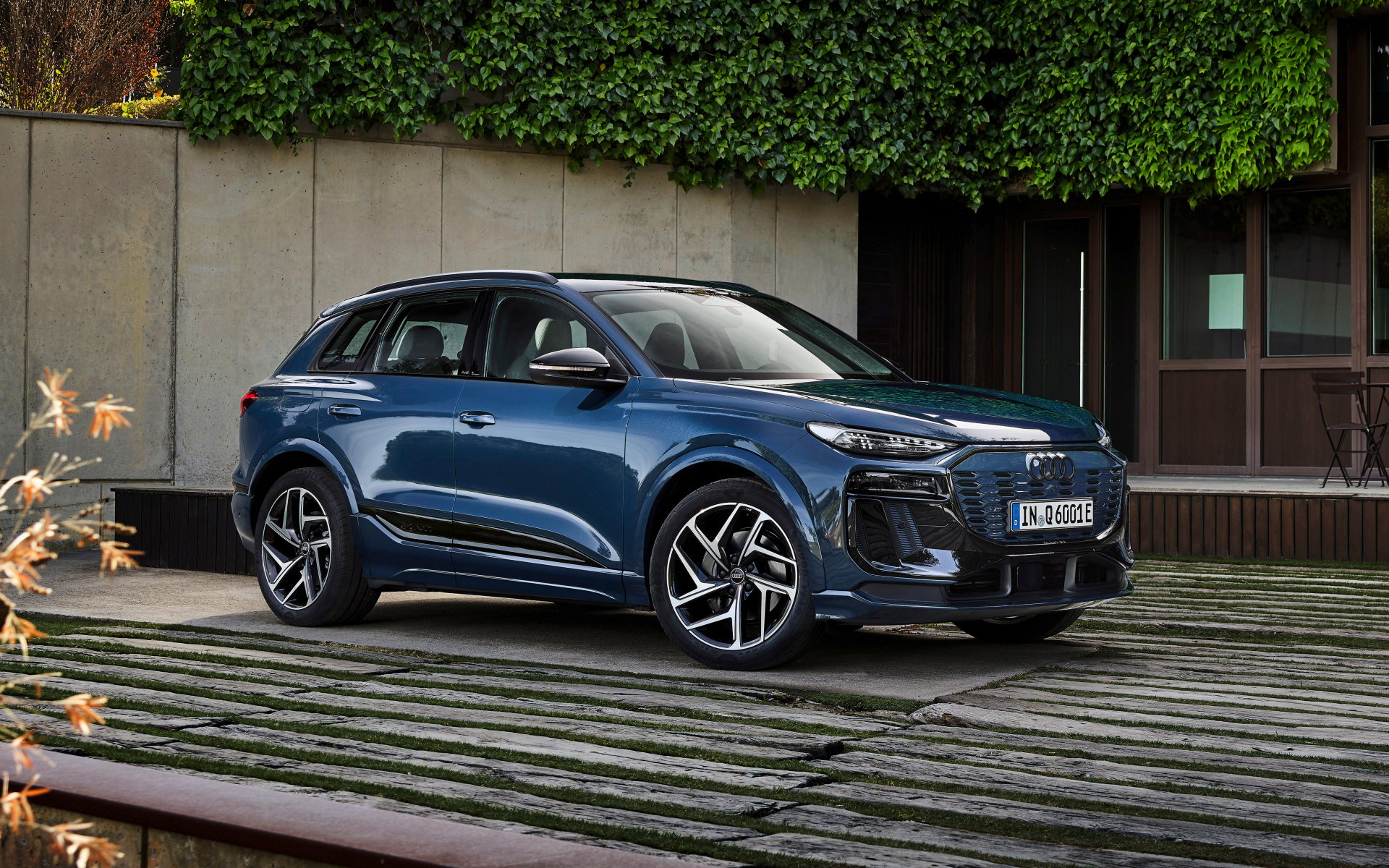 Черный автомобиль Audi Q6 E-Tron Quattro S Line 2024  года