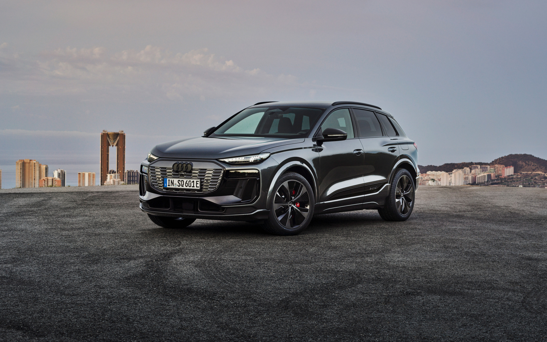 Черный автомобиль Audi SQ6 E-Tron 2024  года