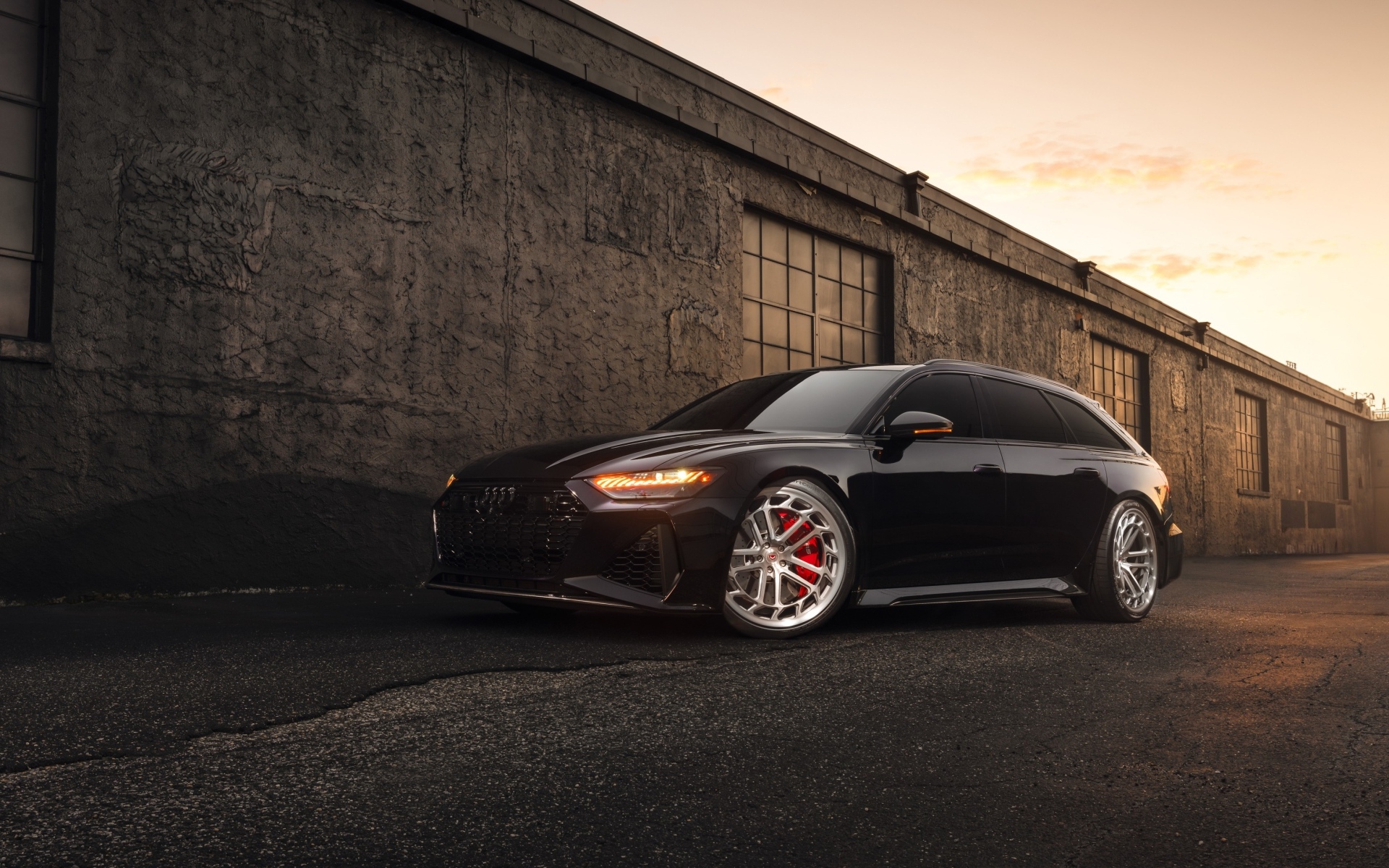 Черный автомобиль Audi RS7